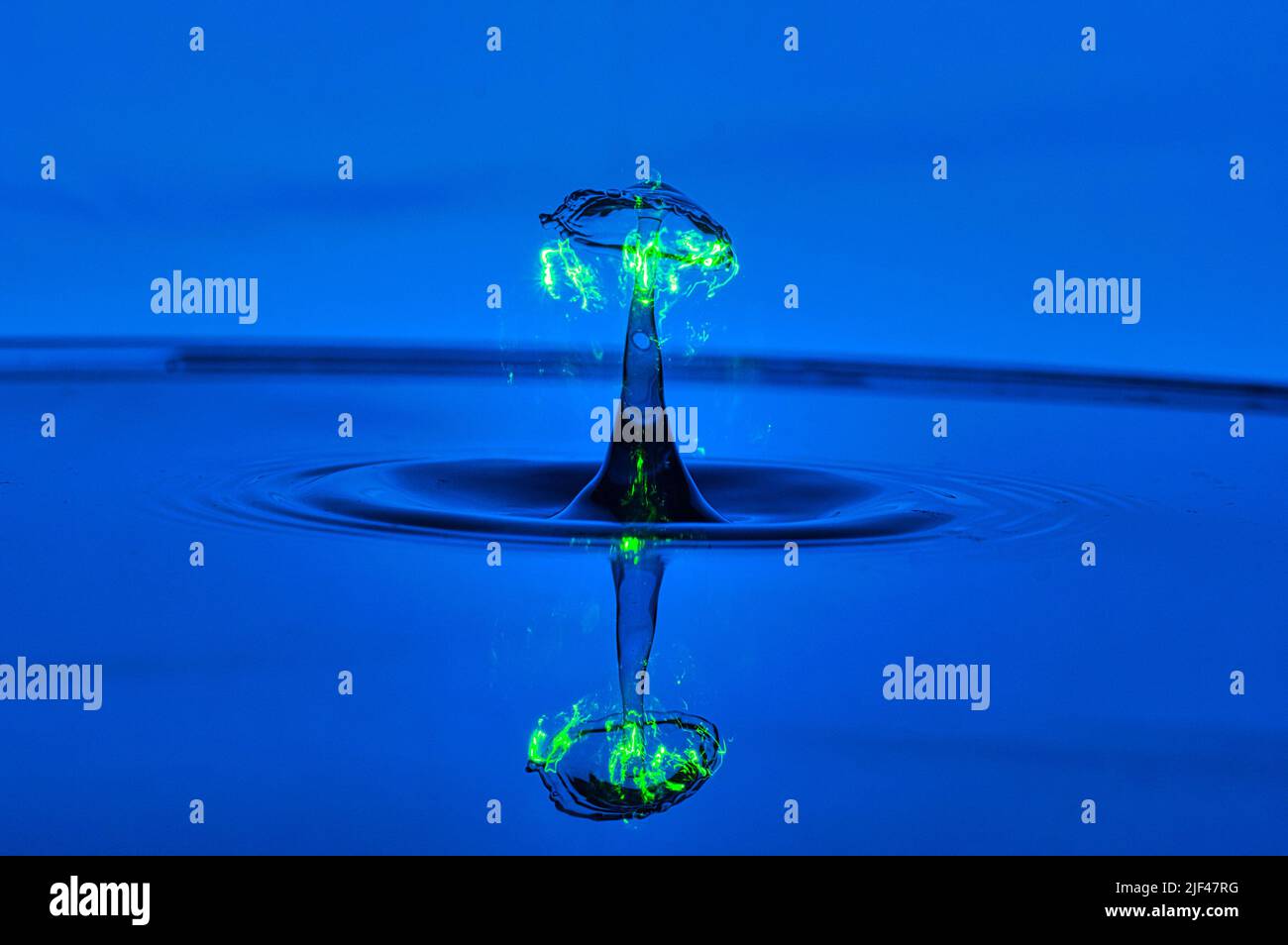 Wasser Wassertropfen Wassertropfenkollision in blau grün wie Atompilz, colliding water droplets looking like mushroom cloud electric storm Stock Photo