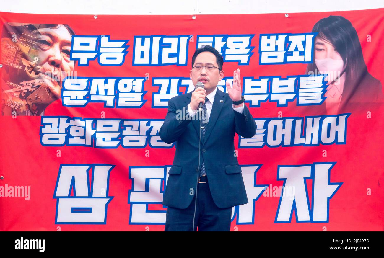 Choi Dae-Zip, June 25, 2022 : Former president of the Korean Medical Association and far right-winger Choi Dae-Zip attends a rally demanding the resignation of South Korean President Yoon Suk-Yeol and first lady Kim Keon-Hee in Seoul, South Korea. Korean characters read,'Let us dethrone Yoon Suk-Yeol and Kim Keon-Hee, who are incompetent and corrupt and who committed greedy crime, to be judged by the public at Gwanghwamun Plaza'. (Photo by Lee Jae-Won/AFLO) (SOUTH KOREA) Stock Photo