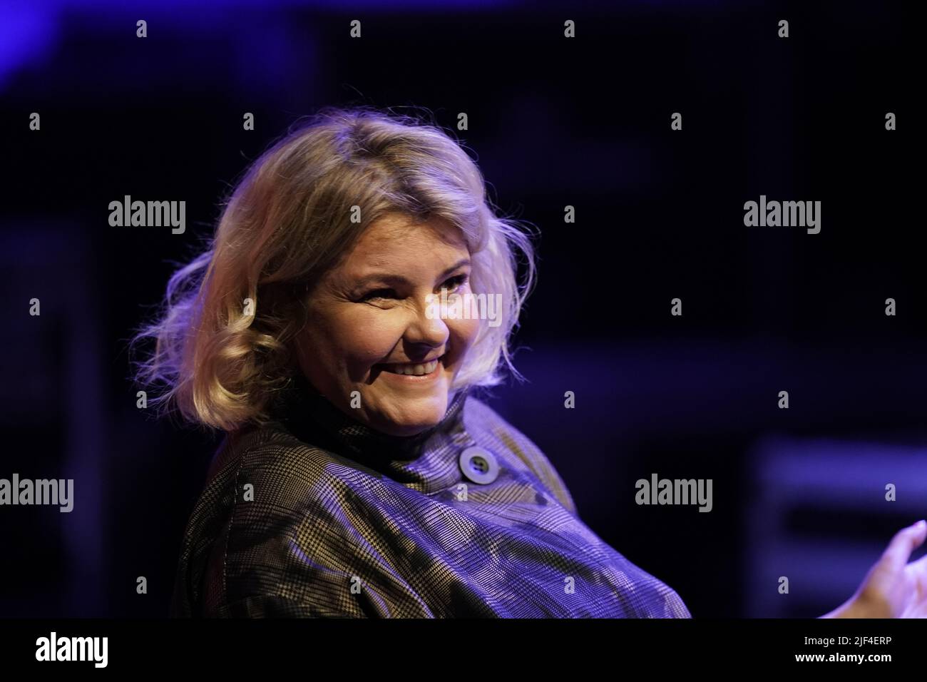 tara-lynn-o-neill-as-appears-on-stage-with-chelsea-clinton-at-the-lyric