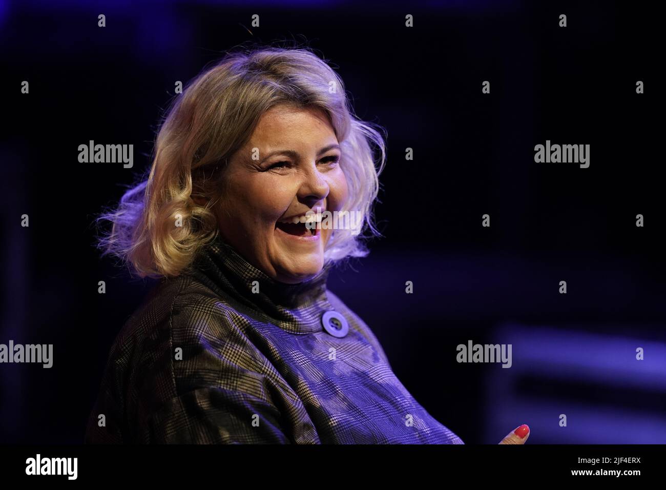 tara-lynn-o-neill-as-appears-on-stage-with-chelsea-clinton-at-the-lyric