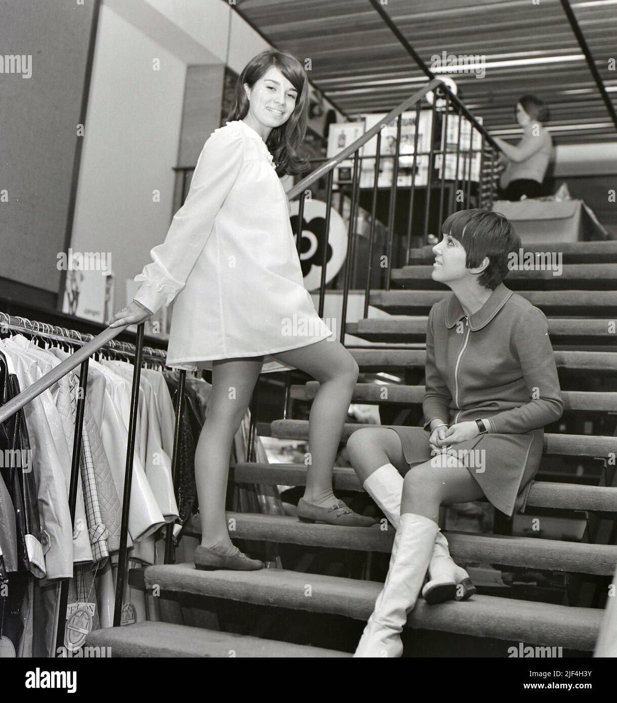 MARY QUAN7  English fashion designer at her Knightsbridge boutique Bazaar in 1967 with the winner of  a Dutch teenage magazine contest. Stock Photo