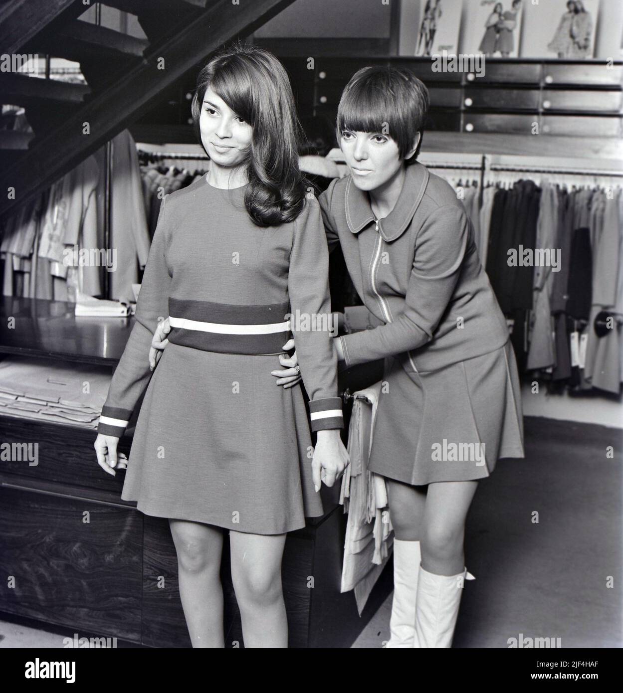 MARY QUAN7  English fashion designer at her Knightsbridge boutique Bazaar in 1967 with the winner of  a Dutch teenage magazine contest. Stock Photo