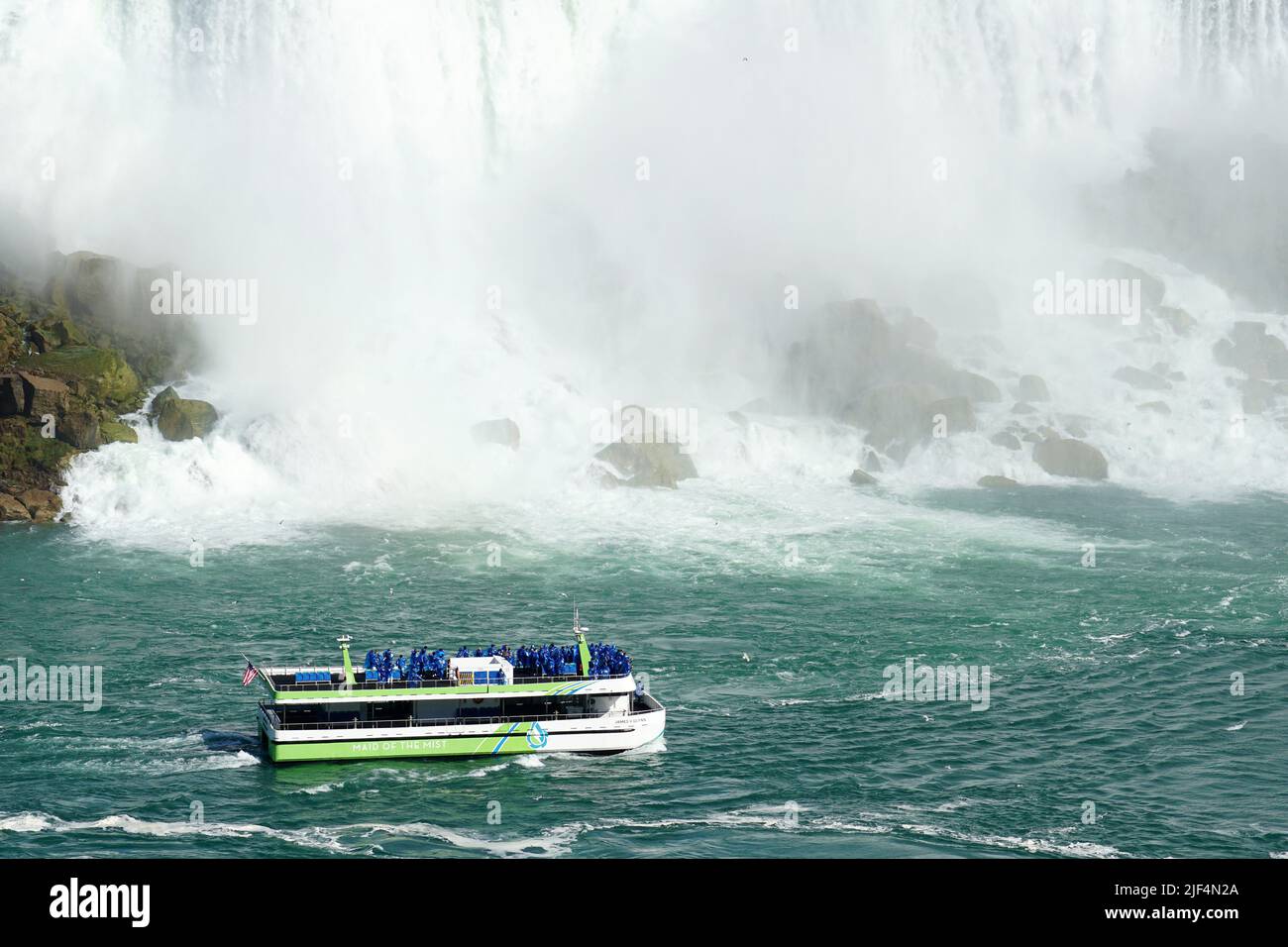 tourists in a boat, Niagara Falls, les Chutes du Niagara, Canada, USA