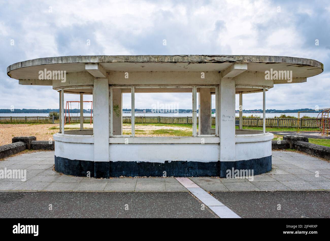 Art Deco seating shelter along the promenade of Weston Shore near Southampton, England, UK - modernist bus shelter. Stock Photo