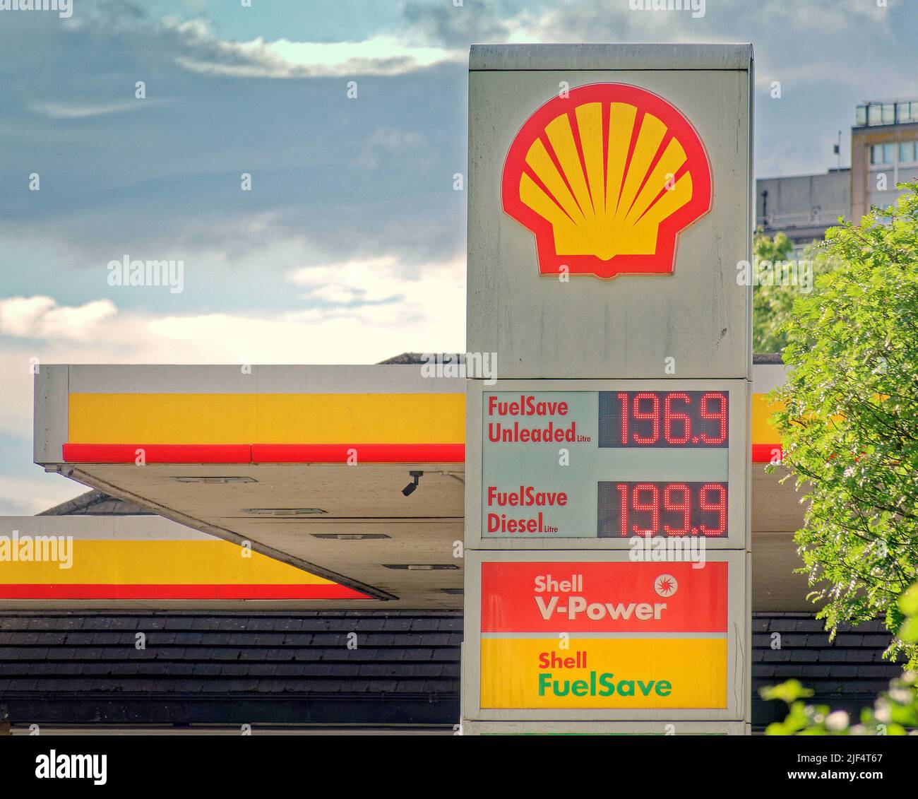 Glasgow, Scotland, UK 29th  June, 2022.  Forecourt petrol prices teetering on 2 pounds as garages seem unwilling to cross the mark as prices show on great western road. Credit Gerard Ferry/Alamy Live News Stock Photo