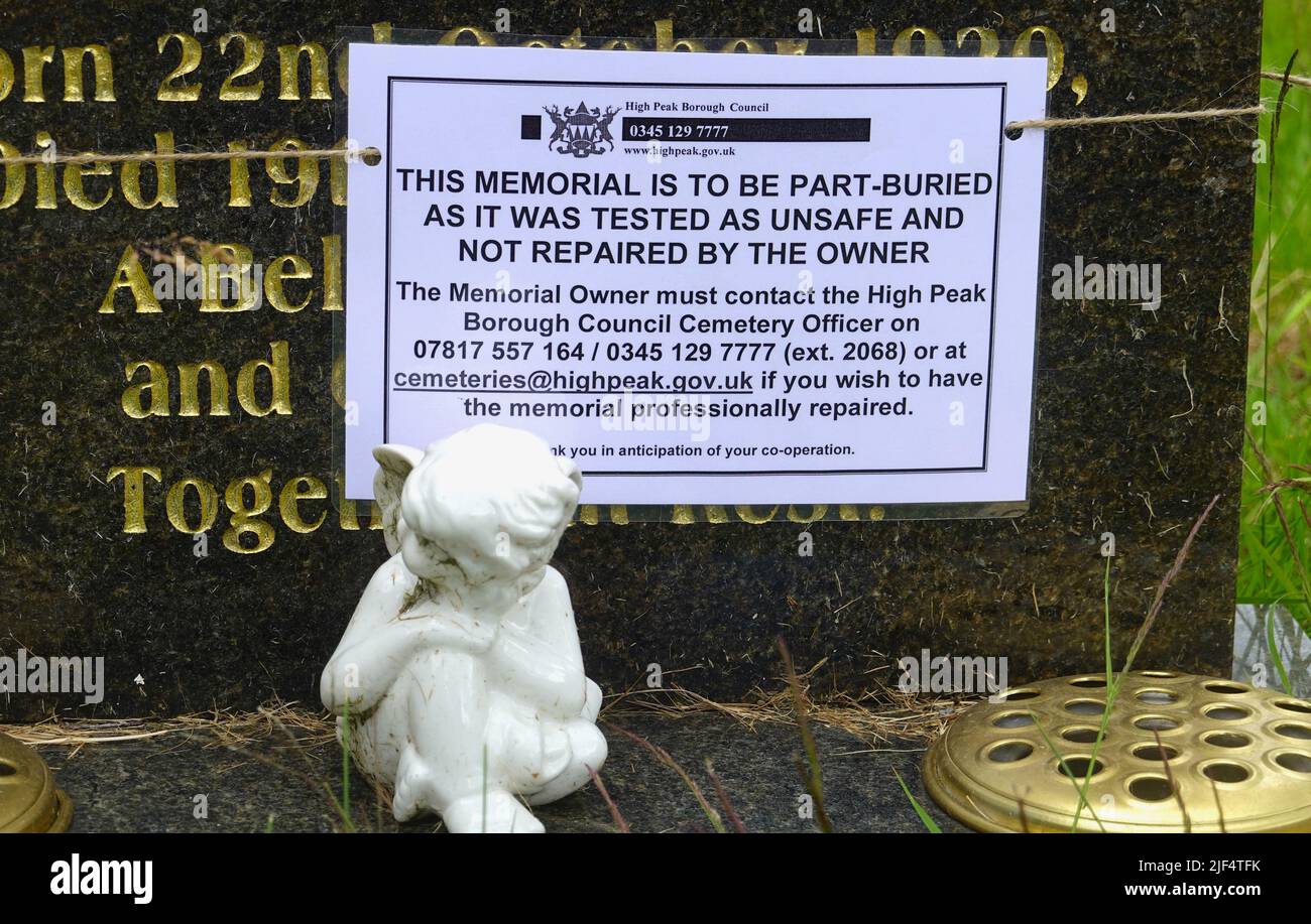 A notice at Thornsett Cemetery, New Mills, Derbyshire that this unsafe