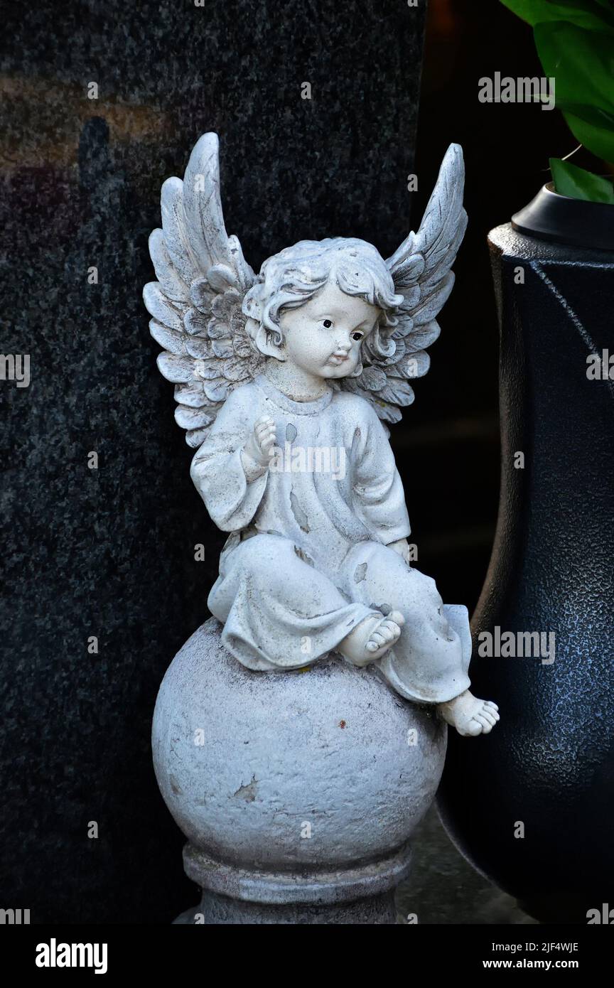 Angel figurine on the grave Stock Photo Alamy