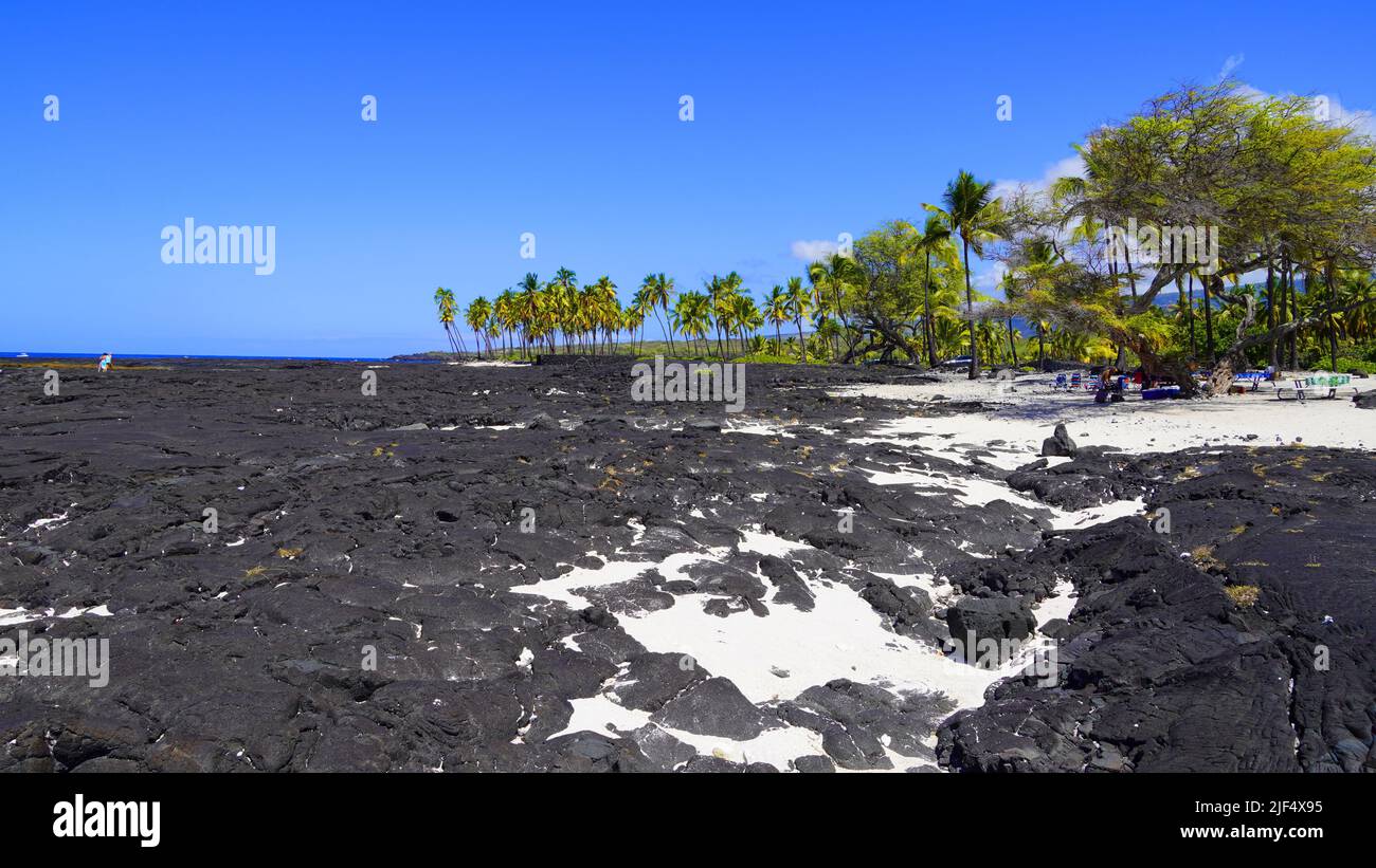 Hawaiian Lava Rock Beach at Puʻuhonua O Honaunau National Historical ...
