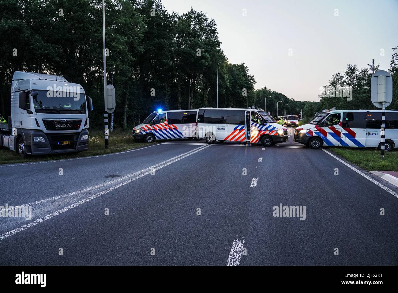 2022-06-29 22:08:05 APELDOORN - The police have closed the access to Apeldoorn from the A1 highway to stop demonstrating farmers who may be on their way. The farmers are said to be on their way to a police station where activists who were previously arrested are in jail. ANP JEROEN JUMELET netherlands out - belgium out Stock Photo