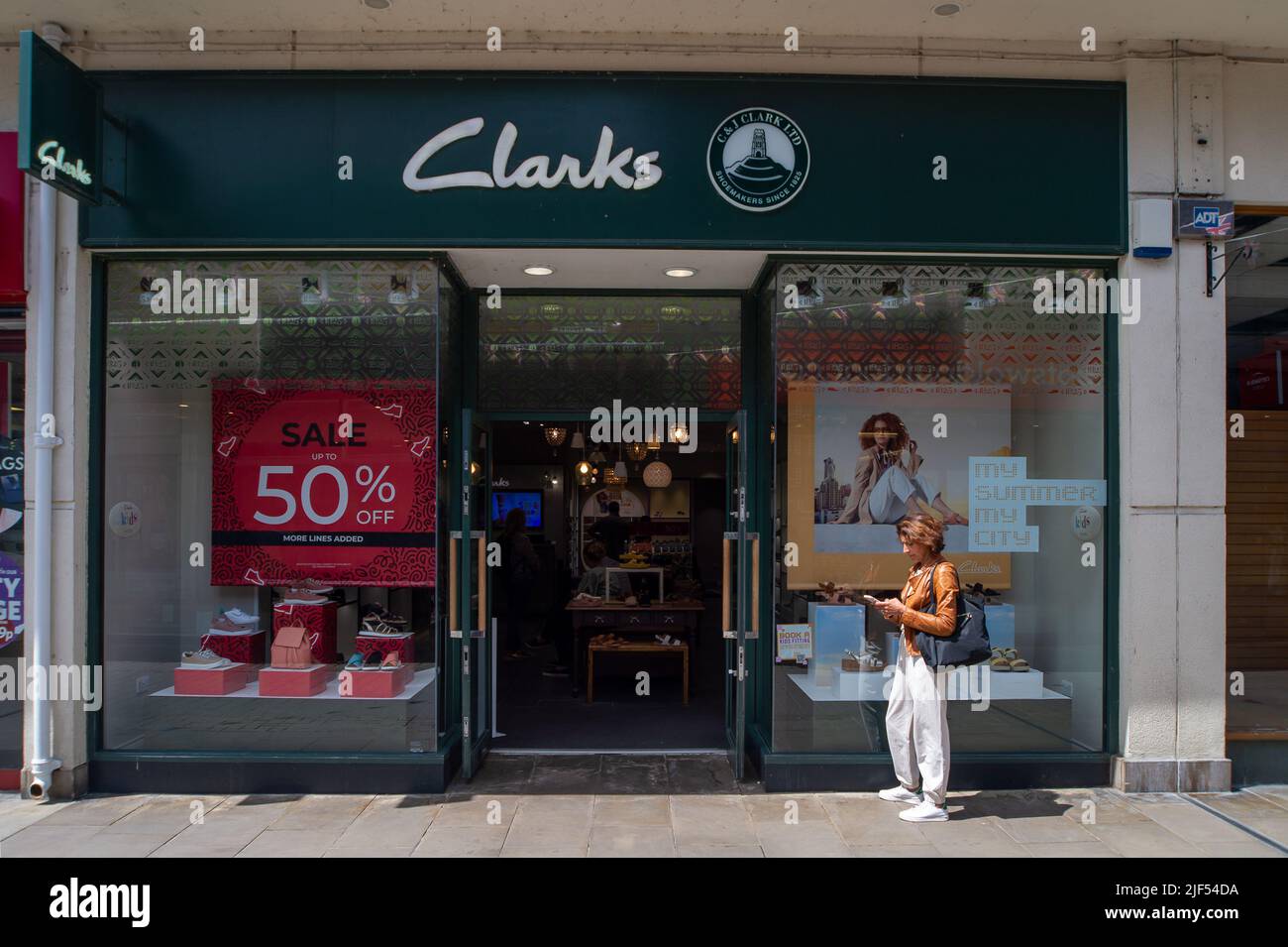 Windsor, Berkshire, UK. 29th June, 2022. The Clarks shoe shop in Windsor  has announced it is closing down. The number of empty retail units in  Windsor continues to grow due to a