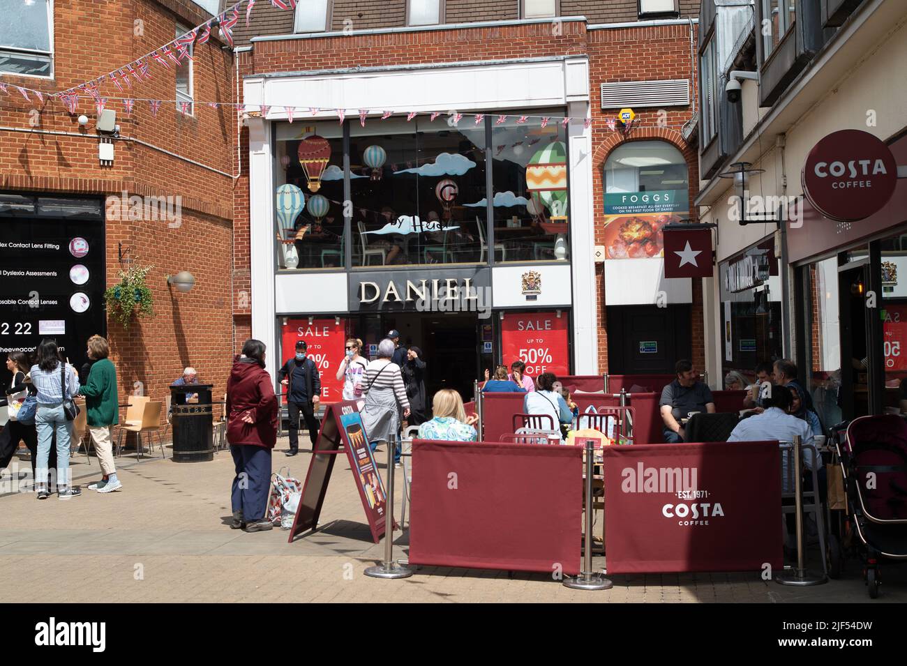 Windsor, Berkshire, UK. 29th June, 2022. Coffee shops in Windsor remain