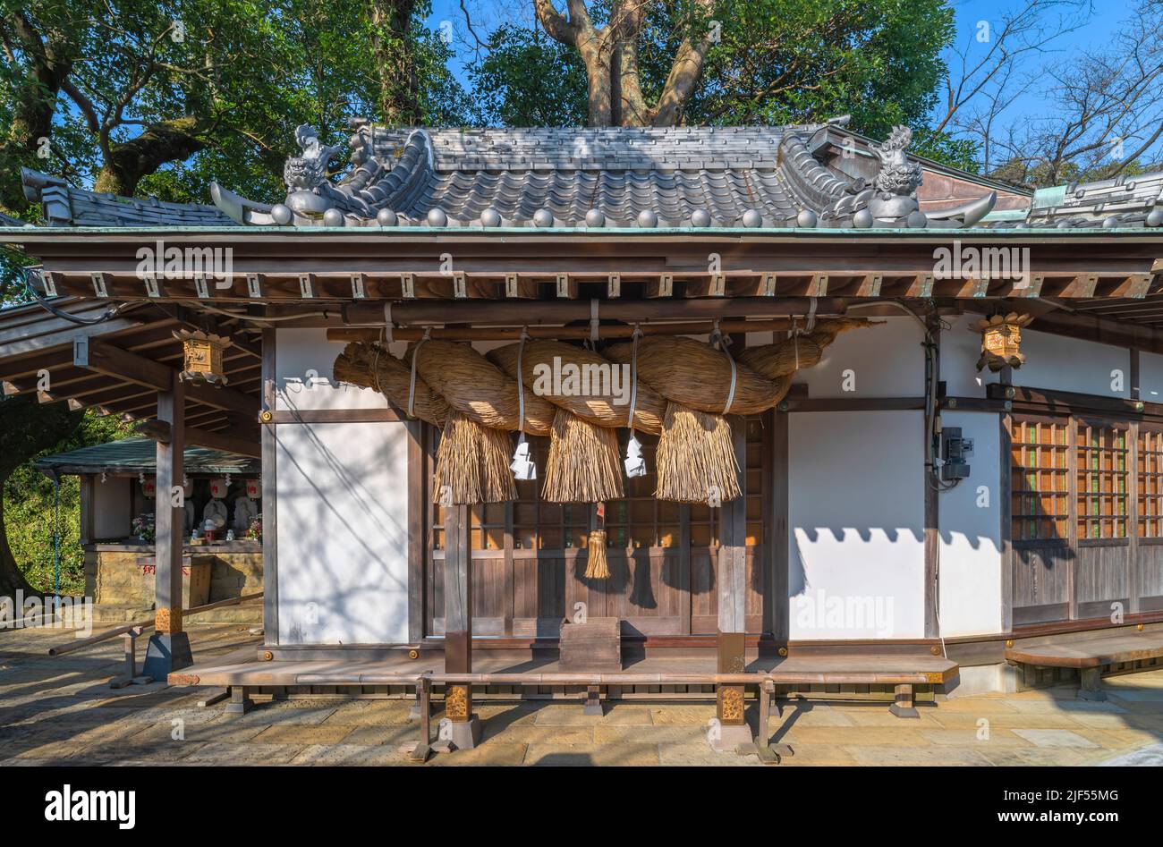 nagasaki, kyushu - december 14 2021: Japanese Shintoist Kazagashira-Daigongen shrine in Kazagashira Park adorned with a giant Oo-Shimenawa rice straw Stock Photo