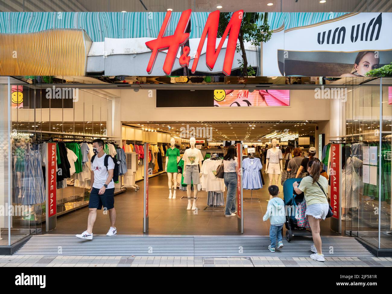 Hong Kong, China. 29th June, 2022. Shoppers walk into the Swedish  multinational clothing design retail company Hennes & Mauritz, H&M store in  Spain. (Photo by Budrul Chukrut/SOPA Images/Sipa USA) Credit: Sipa USA/Alamy