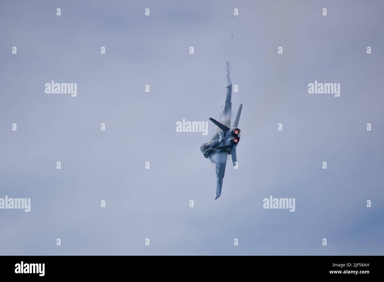 An F/A-18F Super Hornet, attached to the “Blacklions” of Strike Fighter Squadron (VFA) 213 conducts a fly by during USS Gerald R. Ford’s (CVN 78) friends and family day cruise, June 25, 2022. Friends and family members were invited aboard Ford to experience a day in the life of a Sailor at sea first-hand. (U.S. Navy photo by Mass Communications Specialist 2nd Class Jackson Adkins) Stock Photo