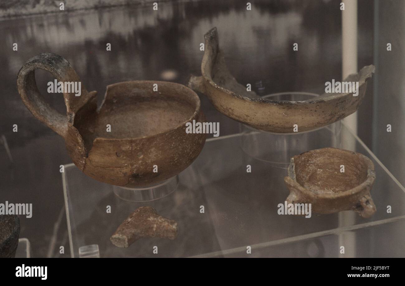 Ceramic containers and a fragment of handle (1500700 BC). Nuffara Hill
