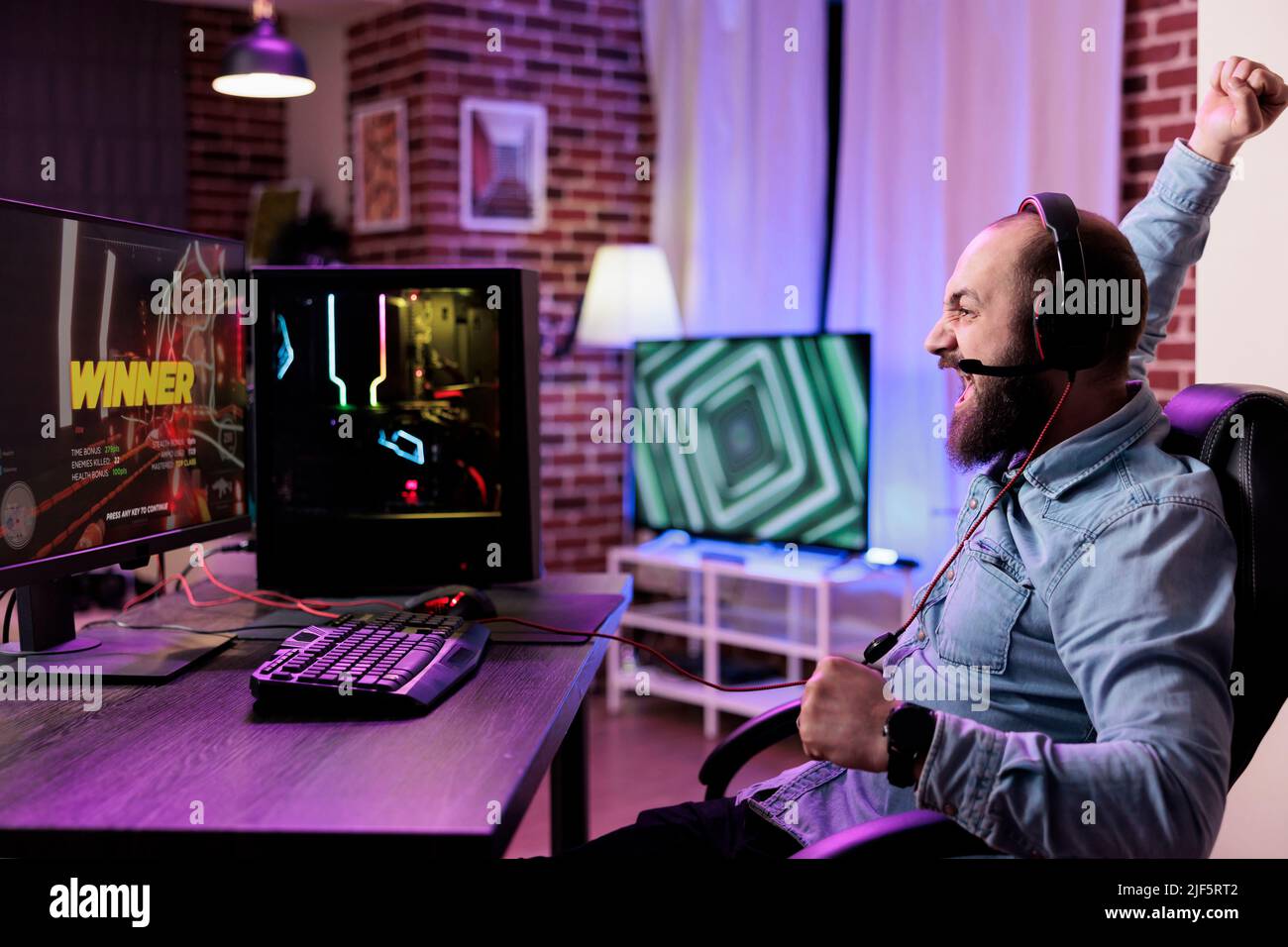 Cyber gamer fight with girlfriend about playing first person shooter video  game for online competition. Pro player performing on powerful pc in gaming  room home during online tournament Stock Photo - Alamy