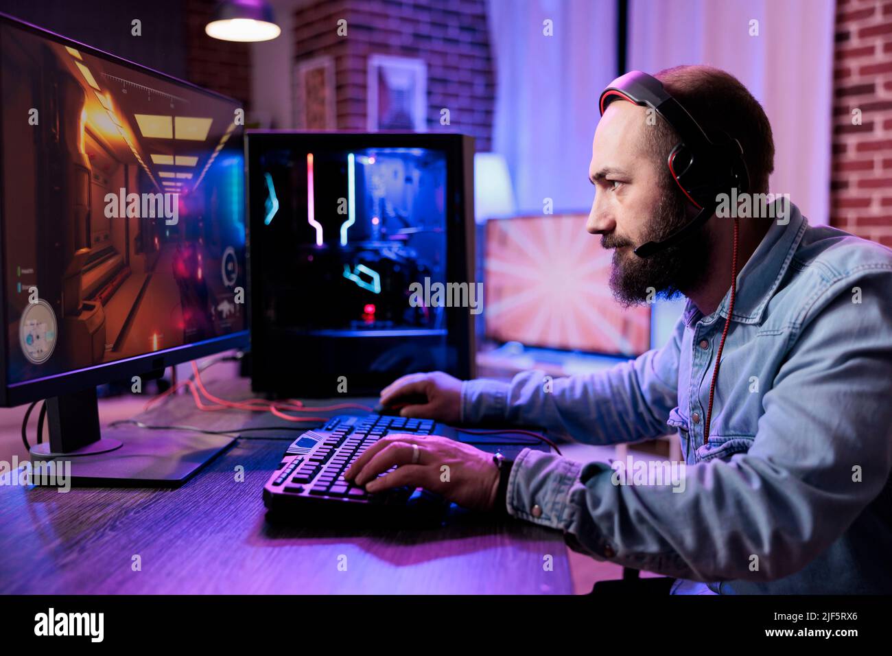 Multiple players online hi-res stock photography and images - Alamy