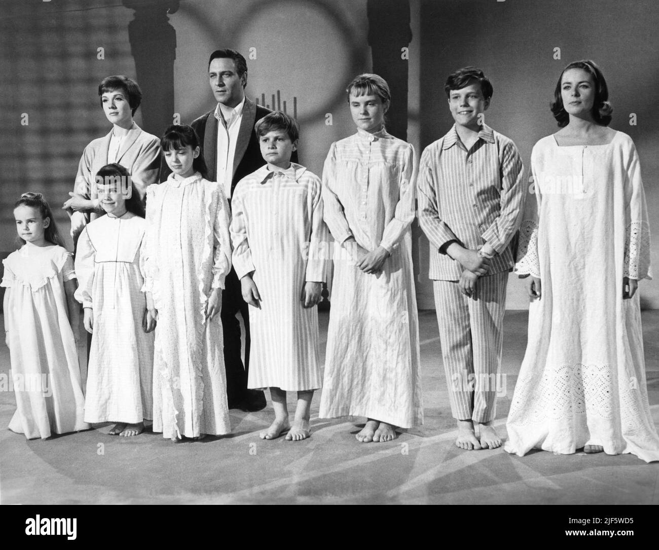 JULIE ANDREWS and CHRISTOPHER PLUMMER with KYM KARATH DEBBIE TURNER ANGELA CARTWRIGHT DUANE CHASE HEATHER MENZIES NICHOLAS HAMMOND and CHARMIAN CARR in one of the 1st publicity portraits in costume for THE SOUND OF MUSIC 1965 director ROBERT WISE music Richard Rodgers lyrics Oscar Hammerstein II Robert Wise productions / Argyle Enterprises / Twentieth Century Fox Stock Photo