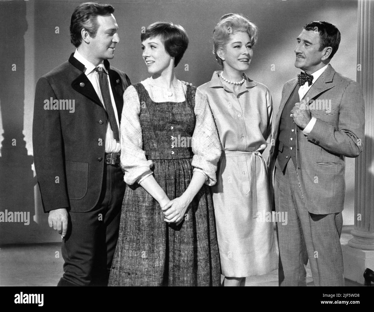 CHRISTOPHER PLUMMER JULIE ANDREWS ELEANOR PARKER and RICHARD HAYDN in one of 1st publicity portraits in costume for THE SOUND OF MUSIC 1965 director ROBERT WISE music Richard Rodgers lyrics Oscar Hammerstein II Robert Wise productions / Argyle Enterprises / Twentieth Century Fox Stock Photo