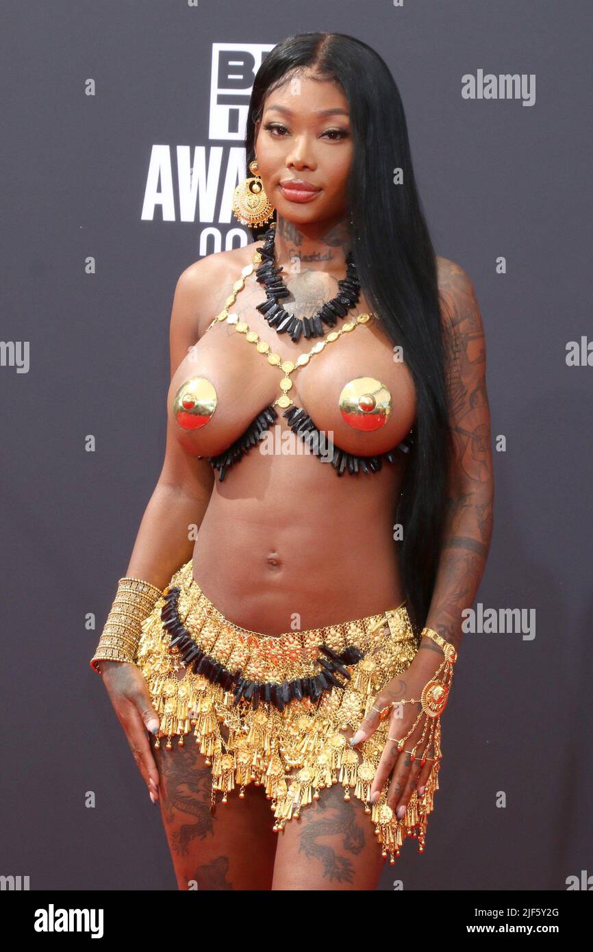 Los Angeles, CA. 26th June, 2022. Summer Walker at arrivals for BET Awards - Part 4, Microsoft Theater, Los Angeles, CA June 26, 2022. Credit: Priscilla Grant/Everett Collection/Alamy Live News Stock Photo