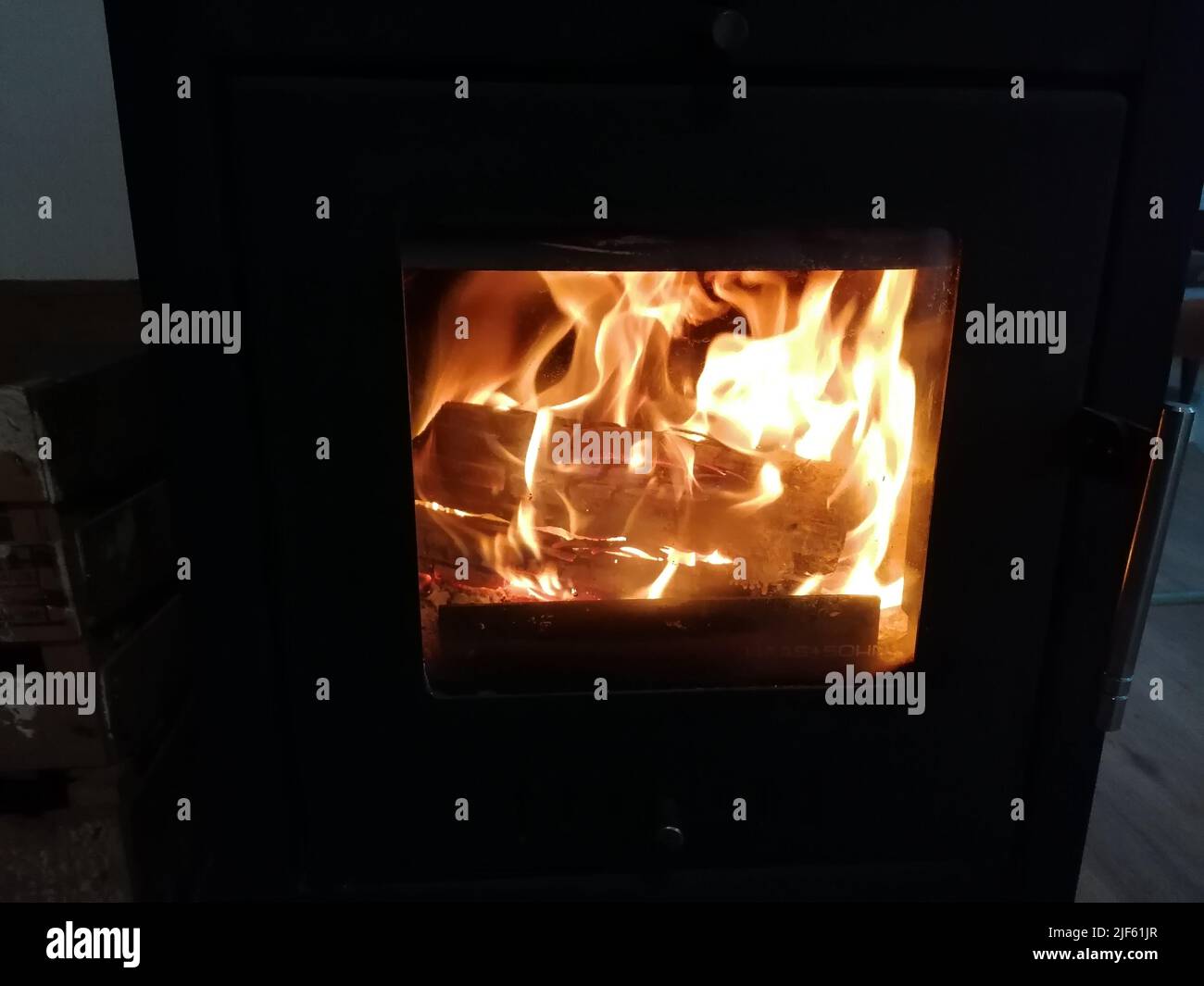 Feuer in einem Schwedenofen Stock Photo