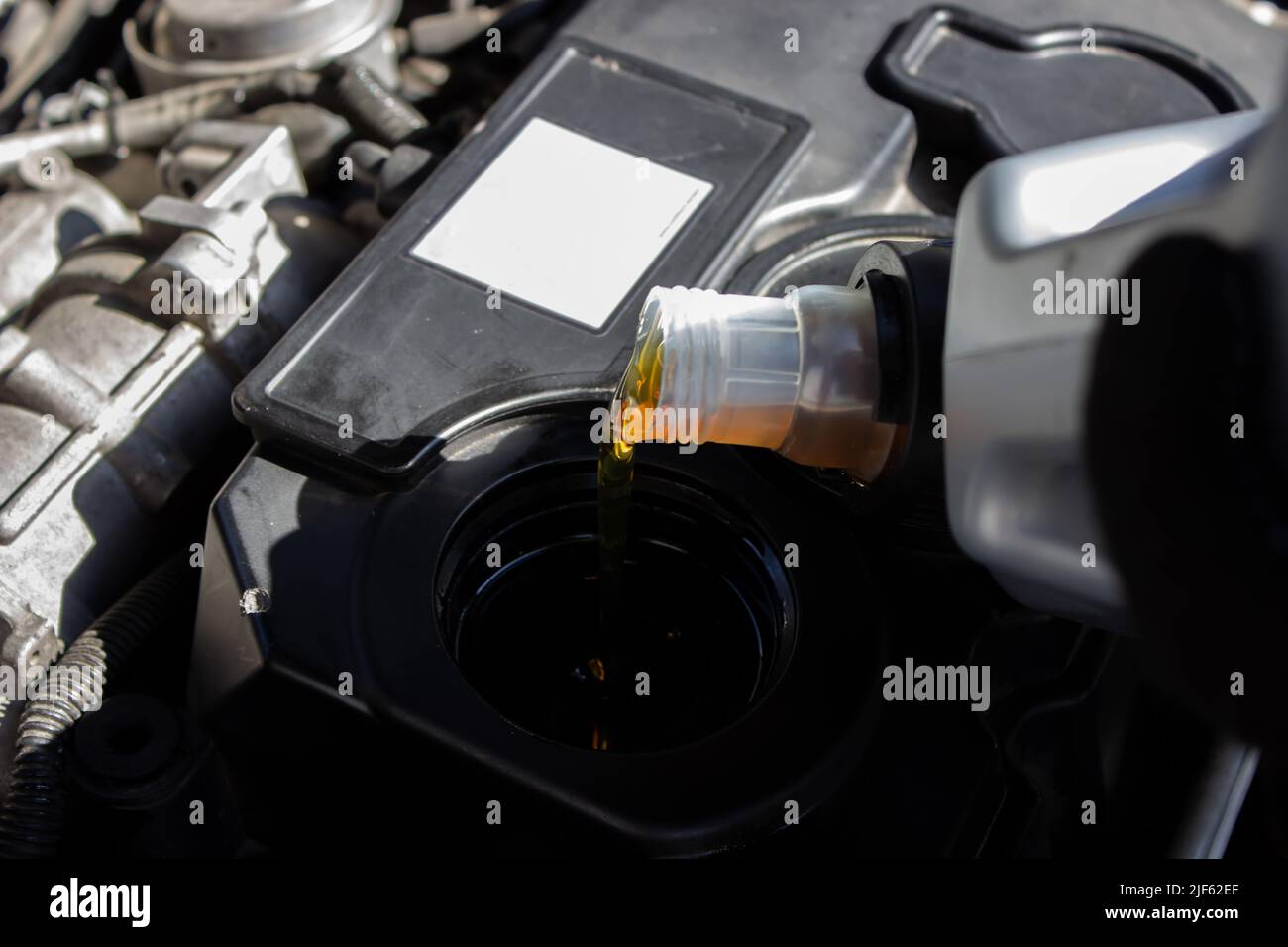 Refueling and pouring oil quality into the engine motor car