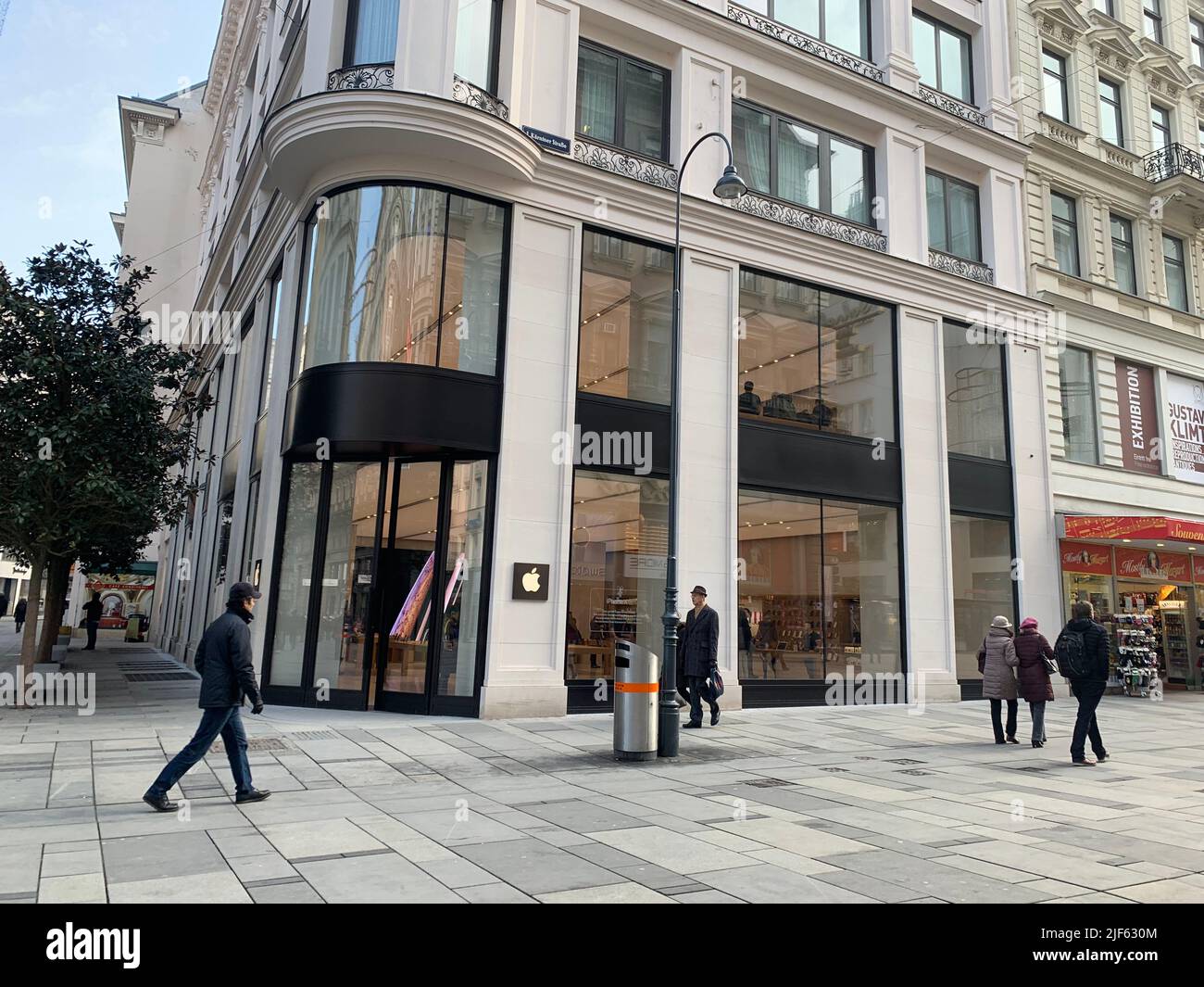Apple store vienna hi-res stock photography and images - Alamy