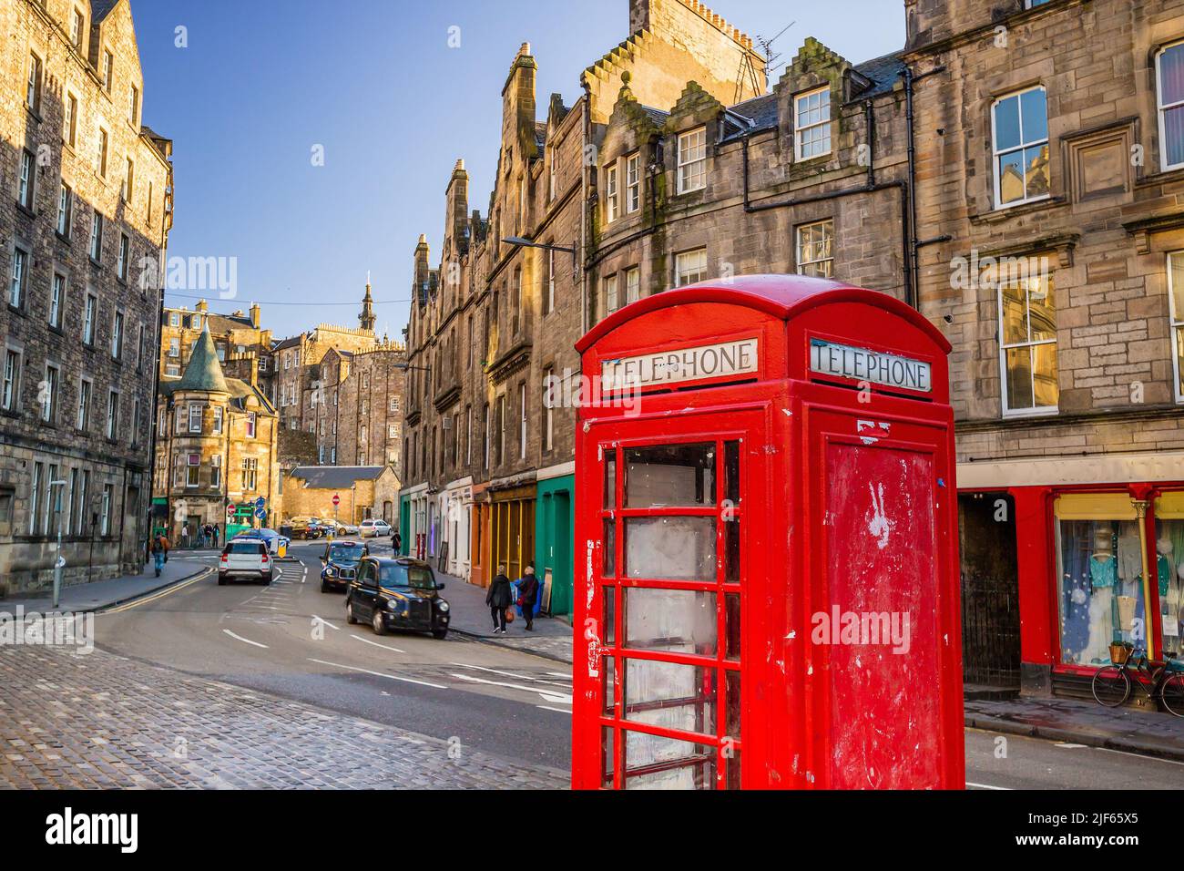 Street view of the historic Royal Mile, Edinburgh, Scotland Stock Photo