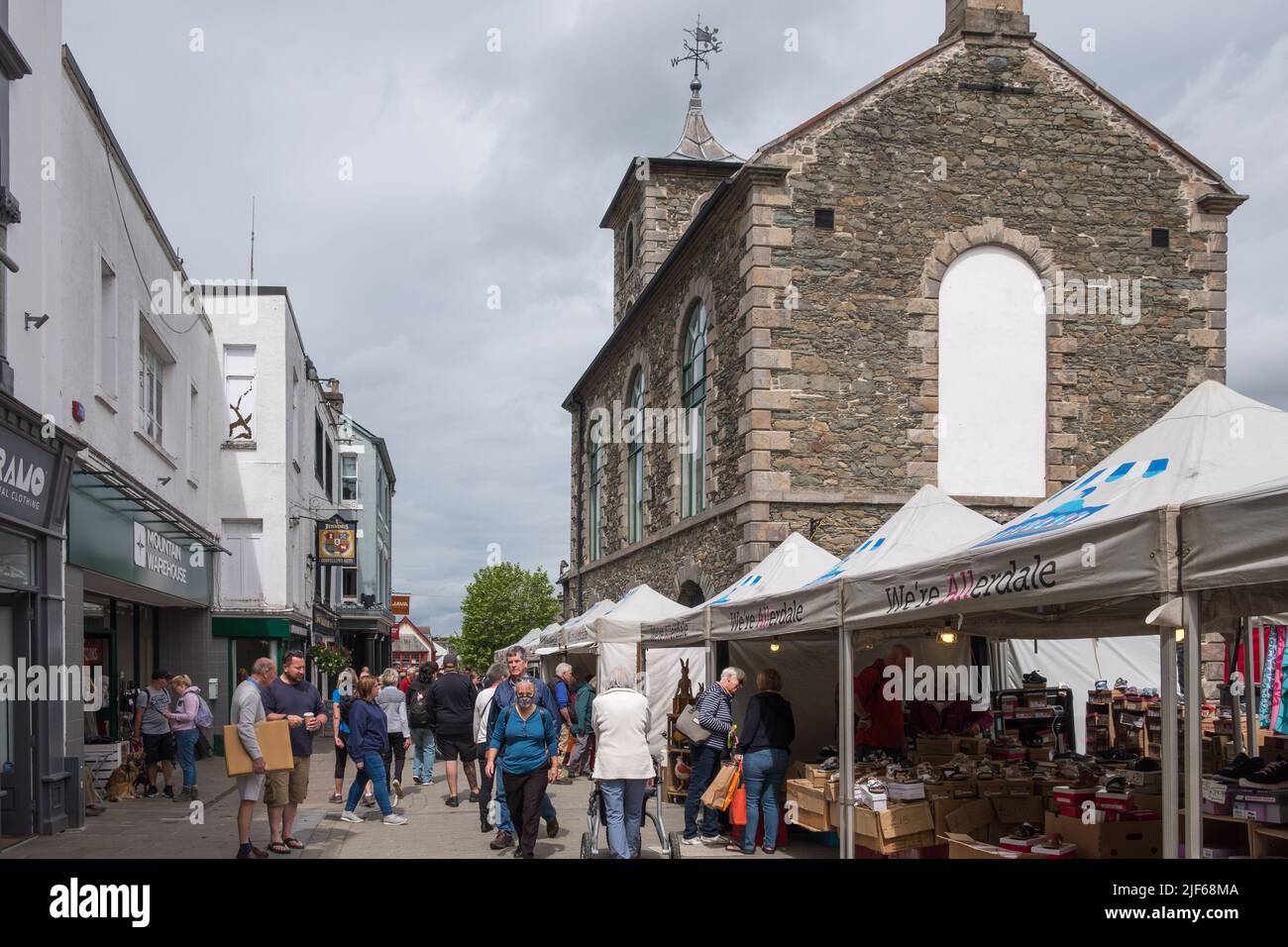 Visitors Strolling Through The Shopping Streets Of The Lake District   Visitors Strolling Through The Shopping Streets Of The Lake District Town Of Keswick In Cumbria 2JF68MA 