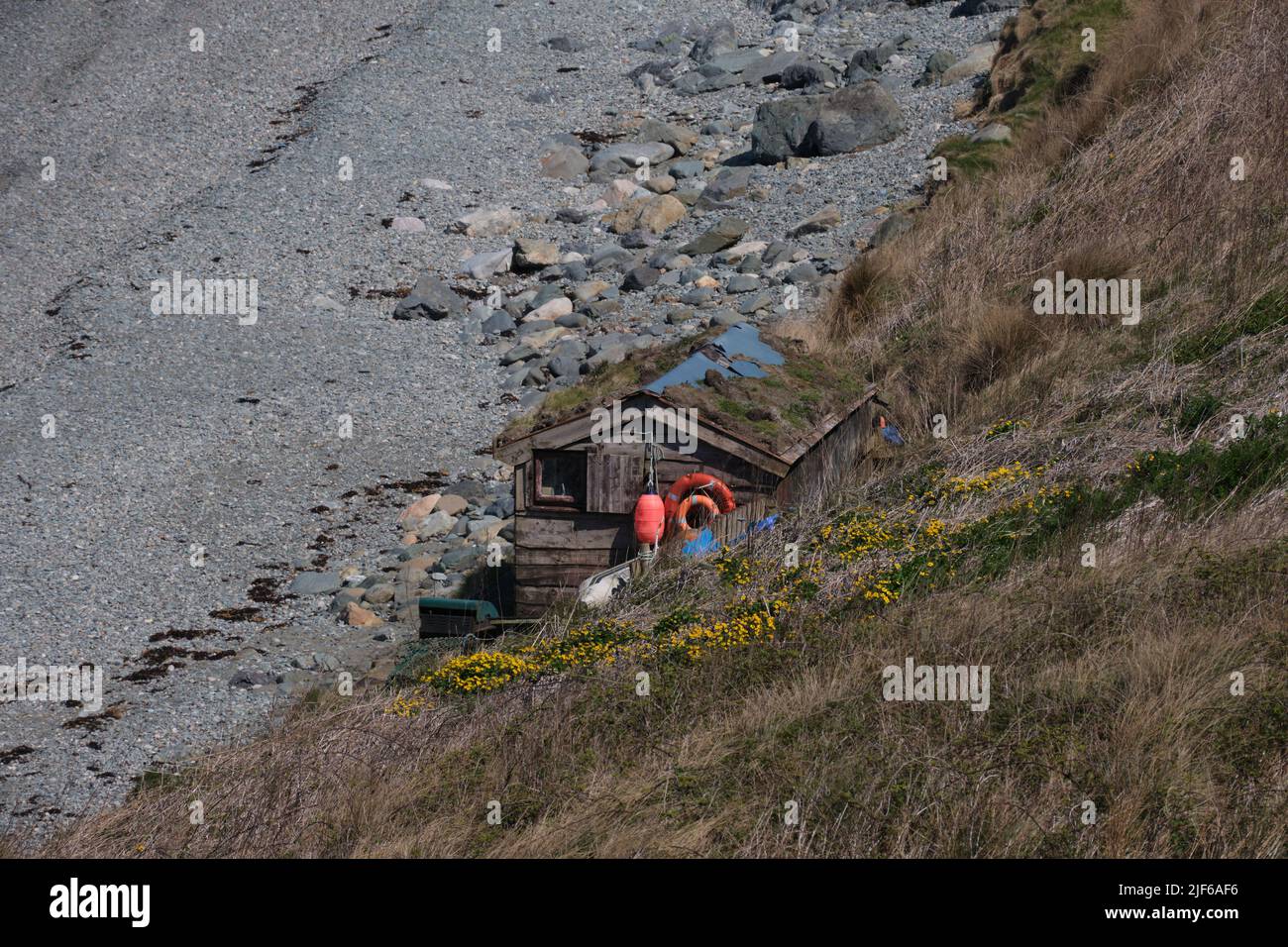A rustic shed nestled in a cove near Porth Dinllaen on the Wales Coast Path. Stock Photo