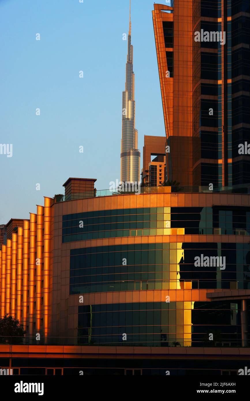 Burj Khalifa,  moderne Architektur, Dubai Marina,  Atemberaubende Aussicht auf die Skyline von Dubai mit  Marriott Hotel, Stock Photo
