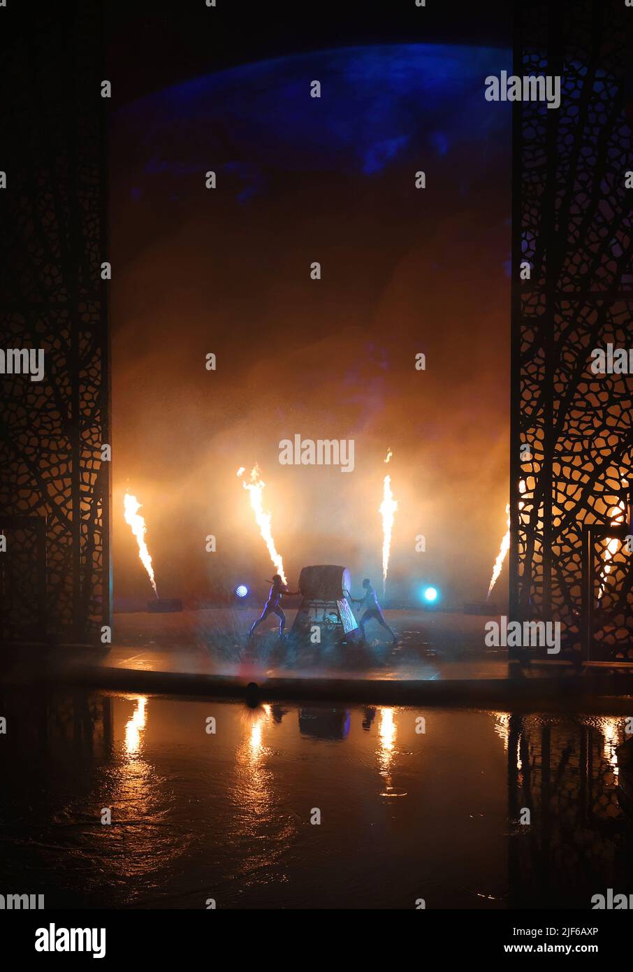 Dubai, Dubai Show, unvergessliche Show von Tänzer und Tänzerinnen  auf der Wasserbühne im Theater von La Perla Stock Photo