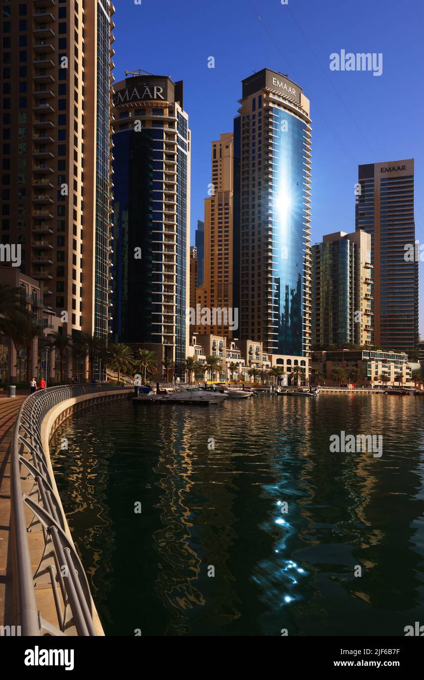 moderne Architektur, Dubai Marina,  Atemberaubende Aussicht auf die Skyline von Dubai mit  Bürohochhäuser und Hotels mit Spiegelung im Dubai Kanal Stock Photo