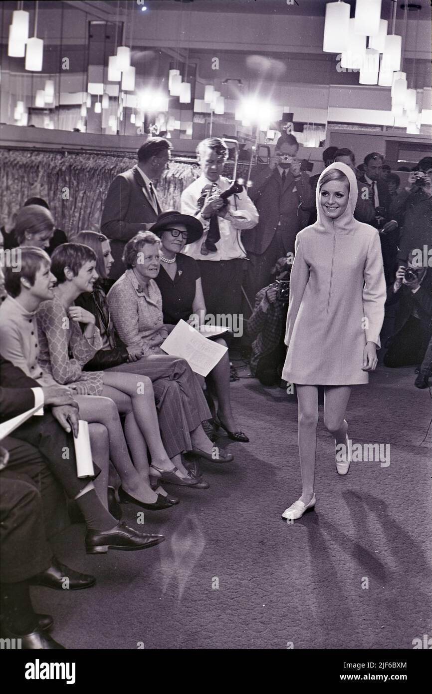 Twiggy Holding Louis Vuitton Bag 1967