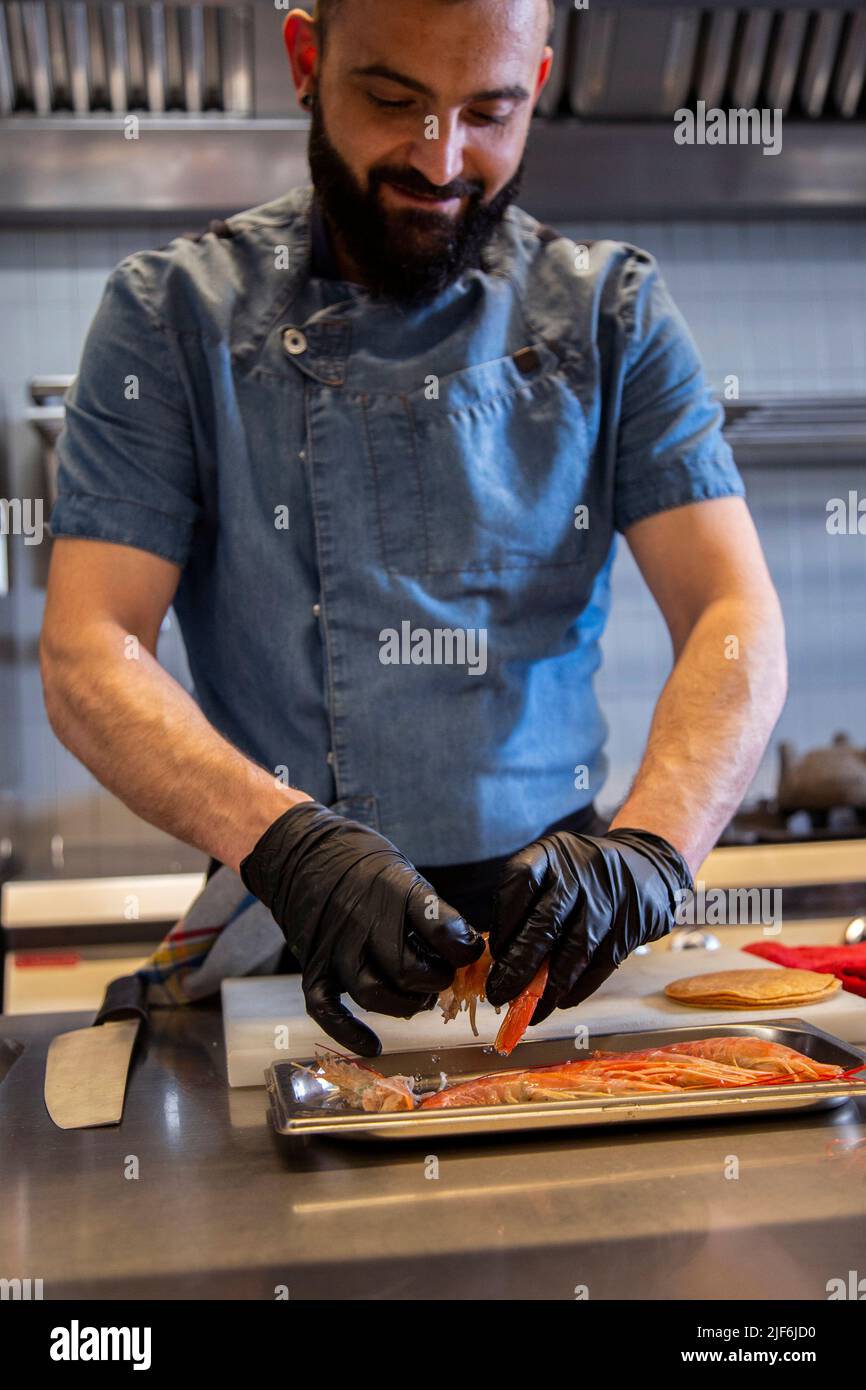 Cleaning shrimp kitchen hires stock photography and images Alamy