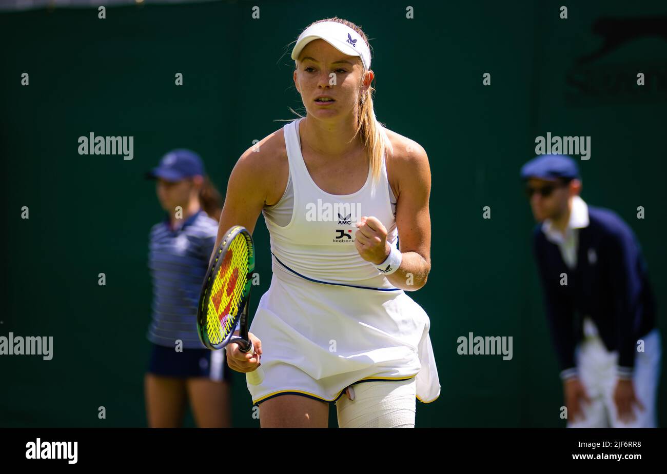 Katie Swan of Great Britain in action against Marta Kostyuk of Ukraine