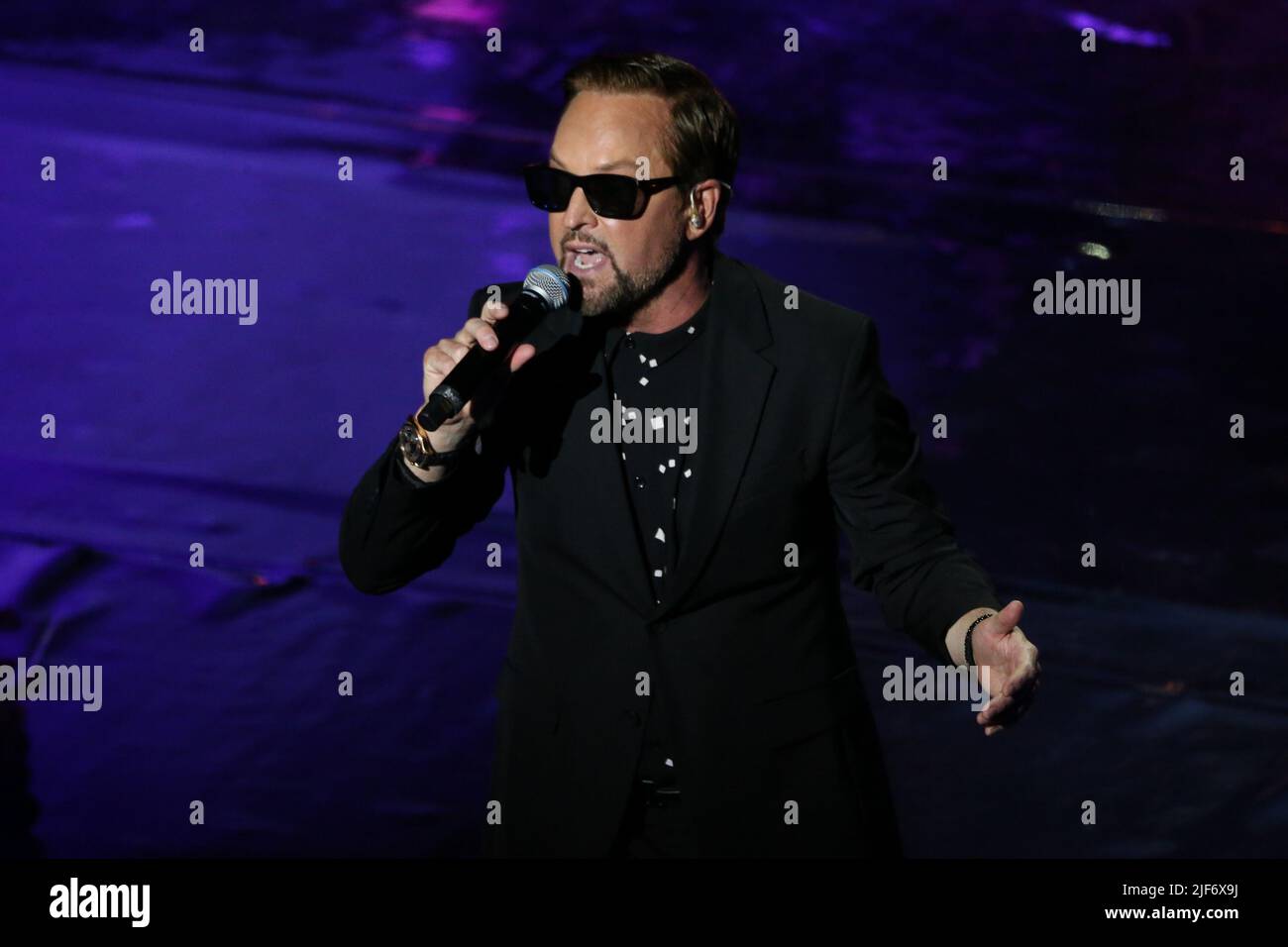 Andreas Carlsson participate at the conert. Desmond Child perform live