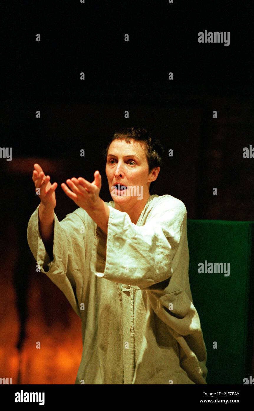 Fiona Shaw (King Richard II) in RICHARD II by Shakespeare at the Cottesloe Theatre, National Theatre (NT), London SE1  02/06/1995  design: Hildegard Bechtler  lighting: Peter Mumford  director: Deborah Warner Stock Photo