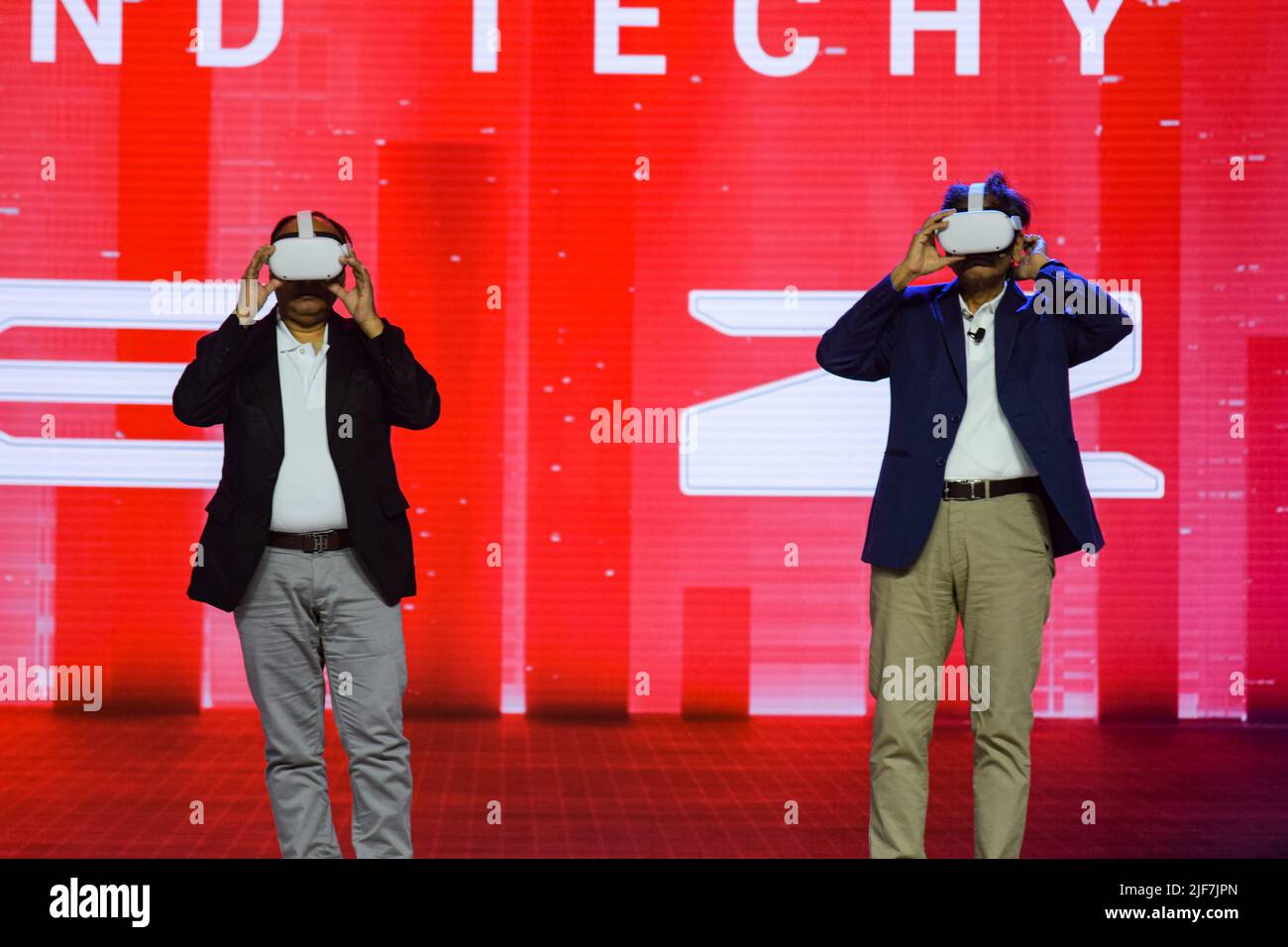 Gurugram, Haryana, India. 30th June, 2022. Executive Director Maruti Suzuki India Limited Shashank Srivastava (L) and CTO CV Raman (R) wear Virtual Reality (VR) headsets during the launch event of Maruti Suzuki Brezza at Gurugram, India (Credit Image: © Kabir Jhangiani/Pacific Press via ZUMA Press Wire) Stock Photo