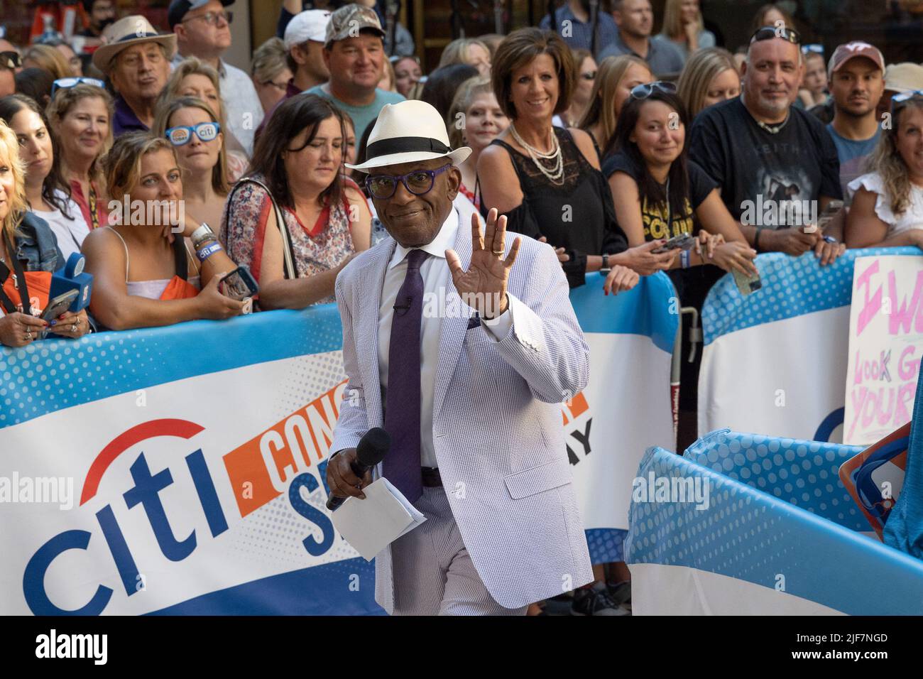 New York, USA. 30th June, 2022. Al Roker greets fans during Keith Urban's performance on the TODAY Show on TODAY Plaza on June 30, 2022, in New York, New York. (Photo by Gabriele Holtermann/Sipa USA) Credit: Sipa USA/Alamy Live News Stock Photo