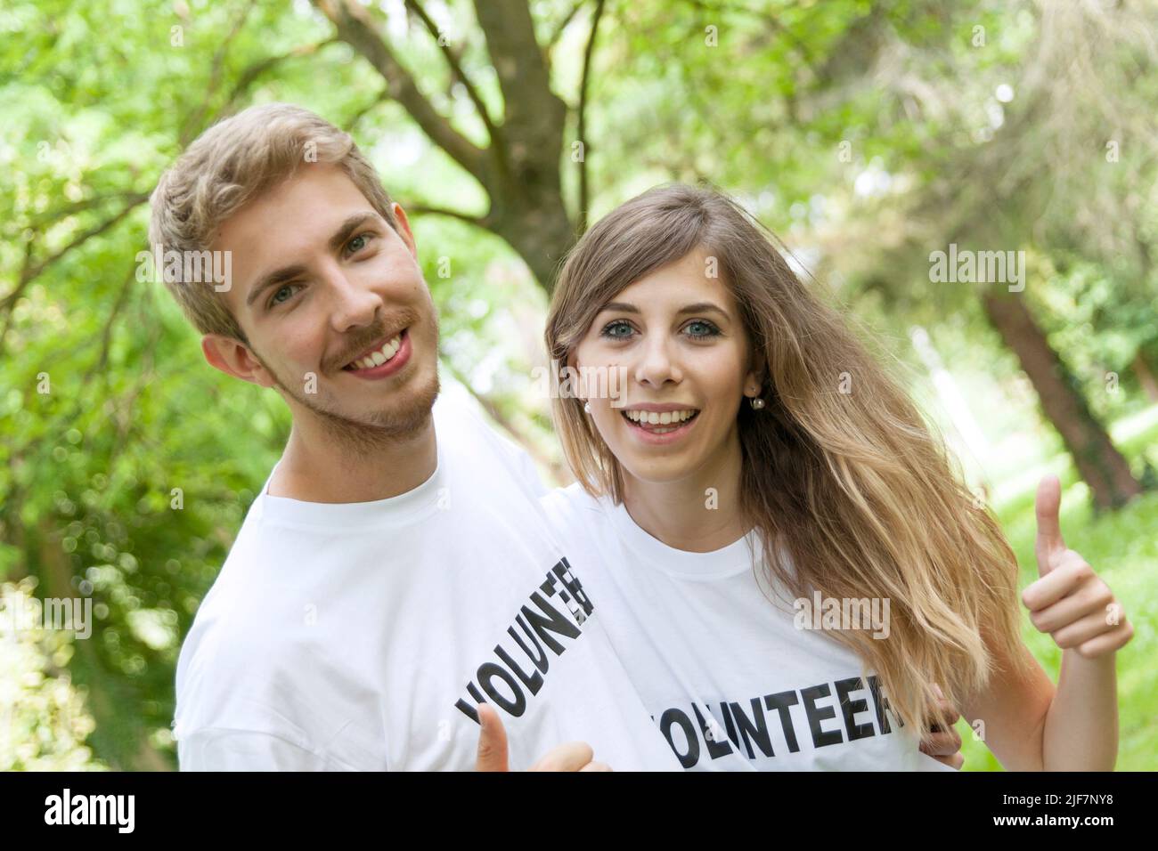 Teenagers volunteering hi-res stock photography and images - Alamy