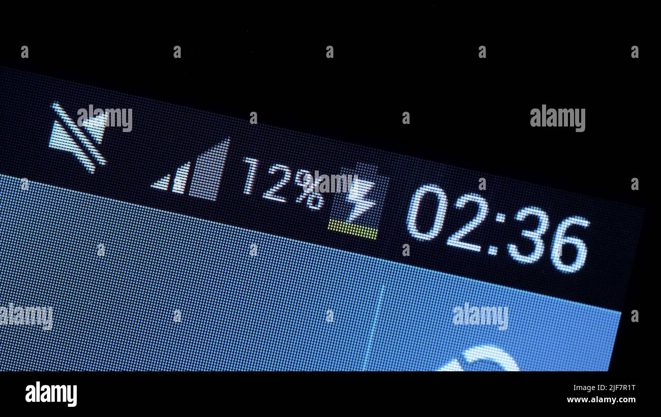 Smartphone fast battery charging indicator, low battery level