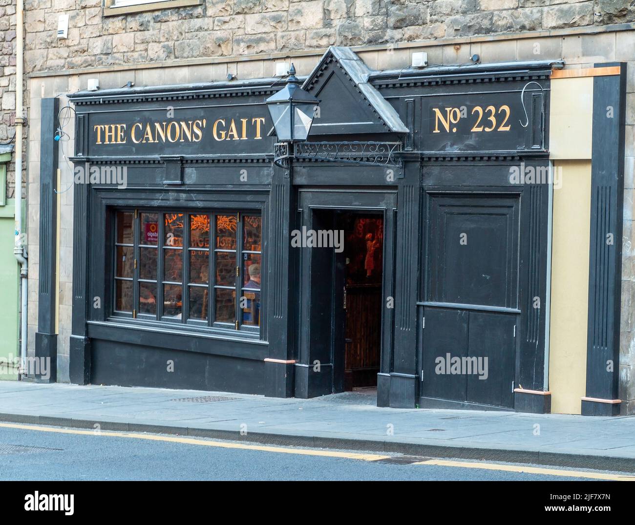 The Canons Gate Pub on the Royal Mile, Edinburgh, Scotland Stock Photo