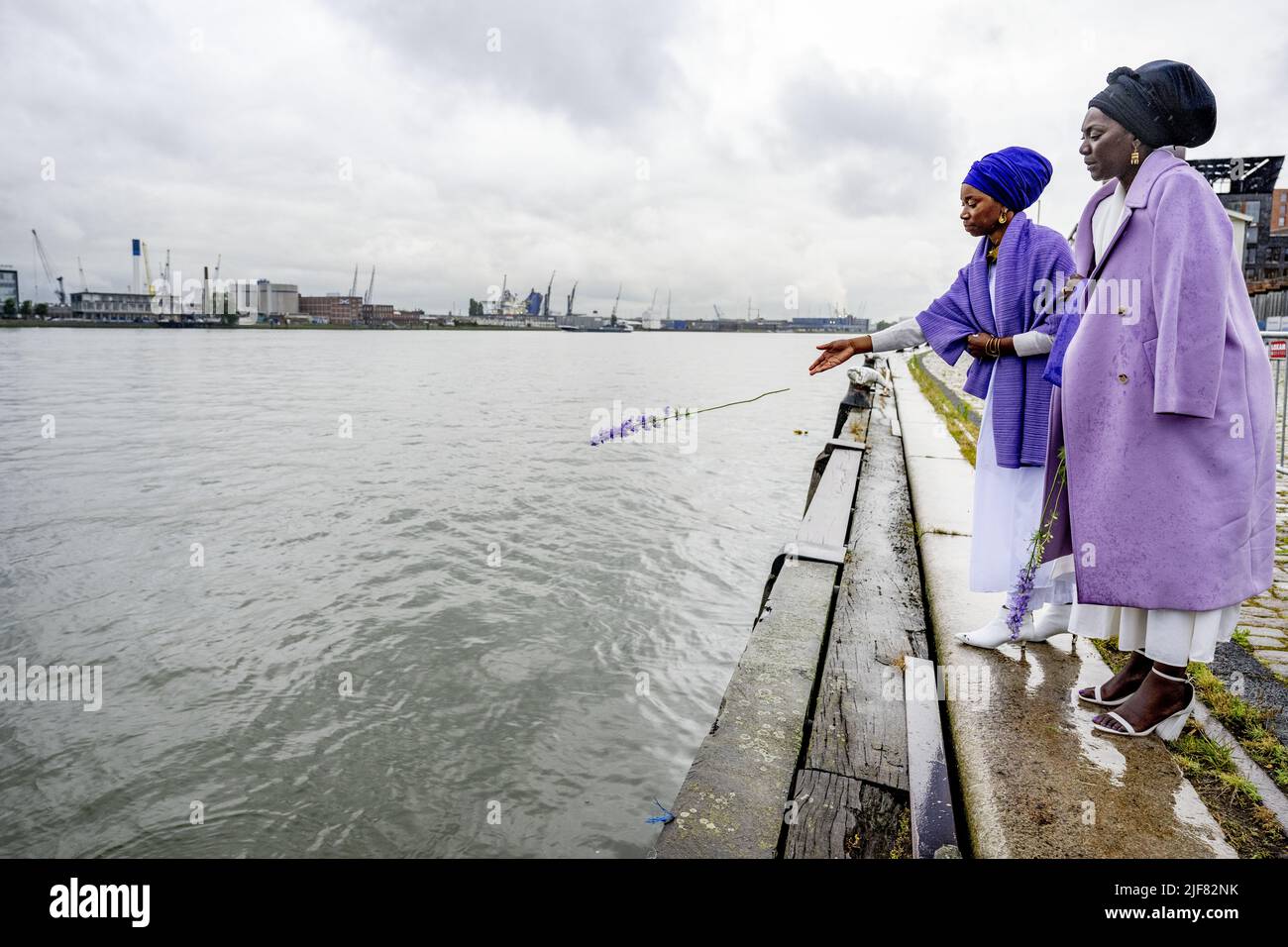 20220630 201612 ROTTERDAM Attendees throw flowers in the Maas