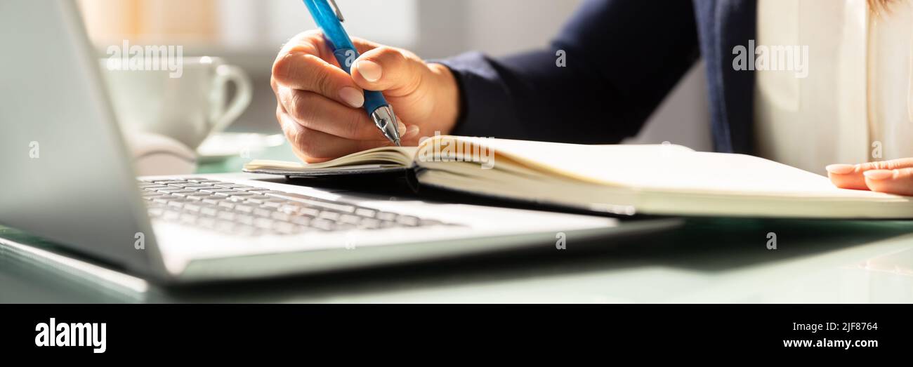 Writer at desk hi-res stock photography and images - Alamy
