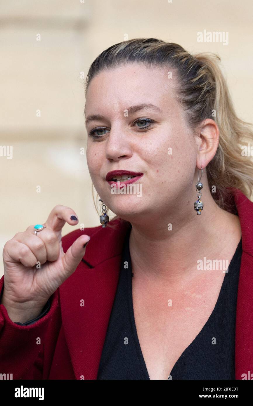 Paris, France. 30th June, 2022. President of the French leftist La France Insoumise (LFI) parliamentary group at the National Assembly Mathilde Panot speaks to the press at the Hotel de Matignon after a meeting with France prime minister in Paris on June 30, 2022. The French prime minister is carrying out meetings with parliament representatives, after June 10 and 19 legislative elections led to the president ruling party losing an absolute majority in France lower house. Photo by Raphael Lafargue/ABACAPRESS.COM Credit: Abaca Press/Alamy Live News Stock Photo