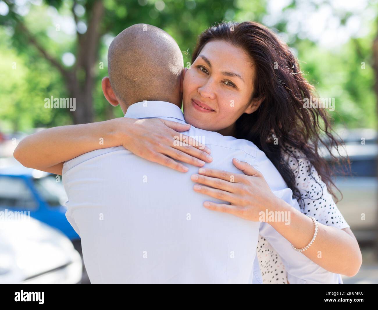Man and woman hugging Stock Photo - Alamy