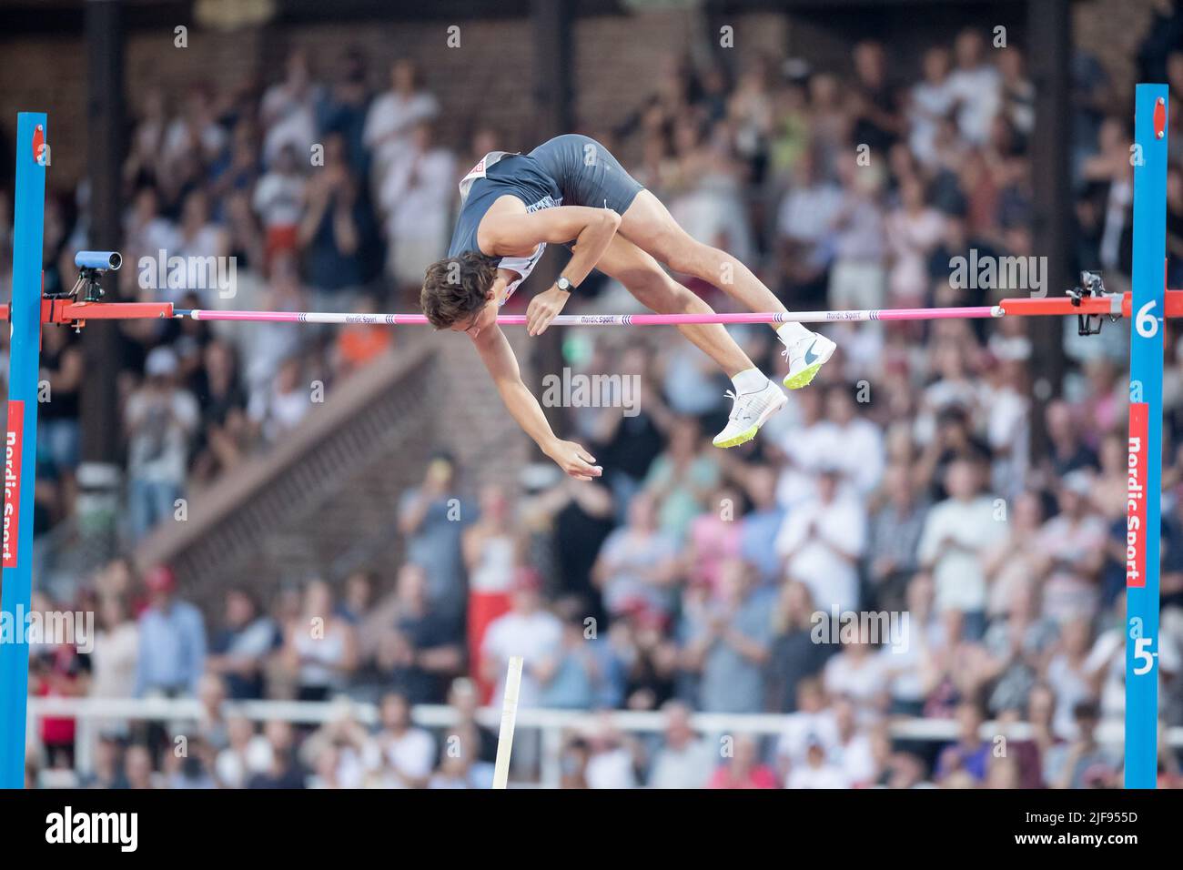Broken pole vault hires stock photography and images Alamy