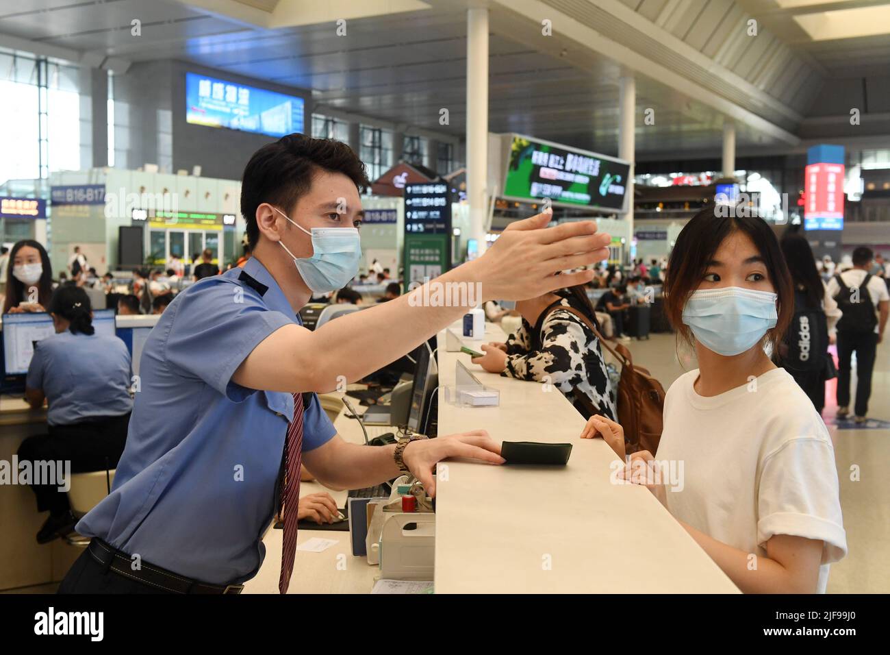 (220701) -- NANNING, July 1, 2022 (Xinhua) -- A passenger consults for ...