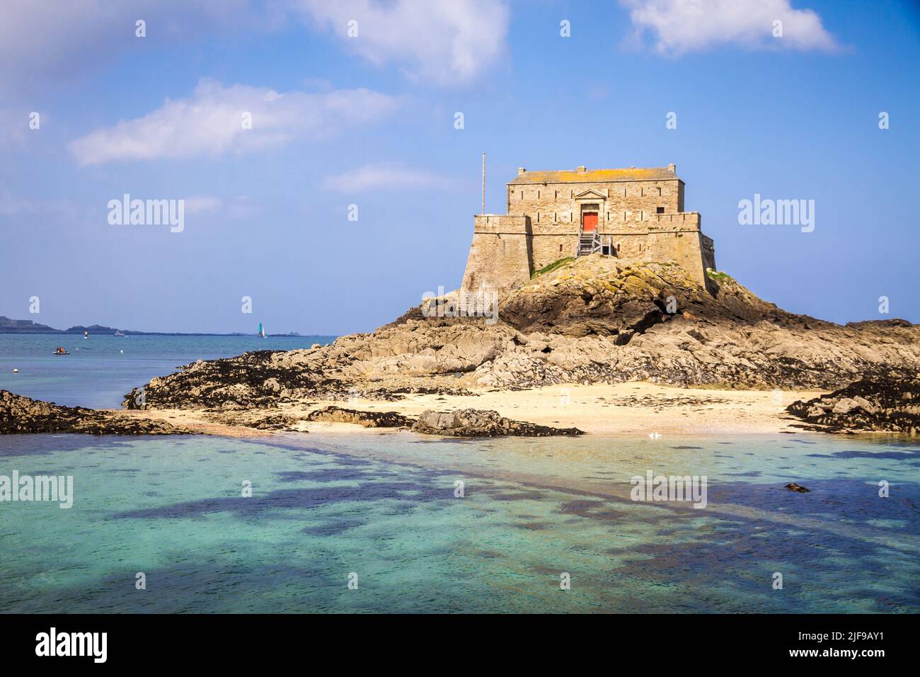 Fortified castel, Fort du Petit Be, beach and sea in Saint-Malo city, Brittany, France Stock Photo